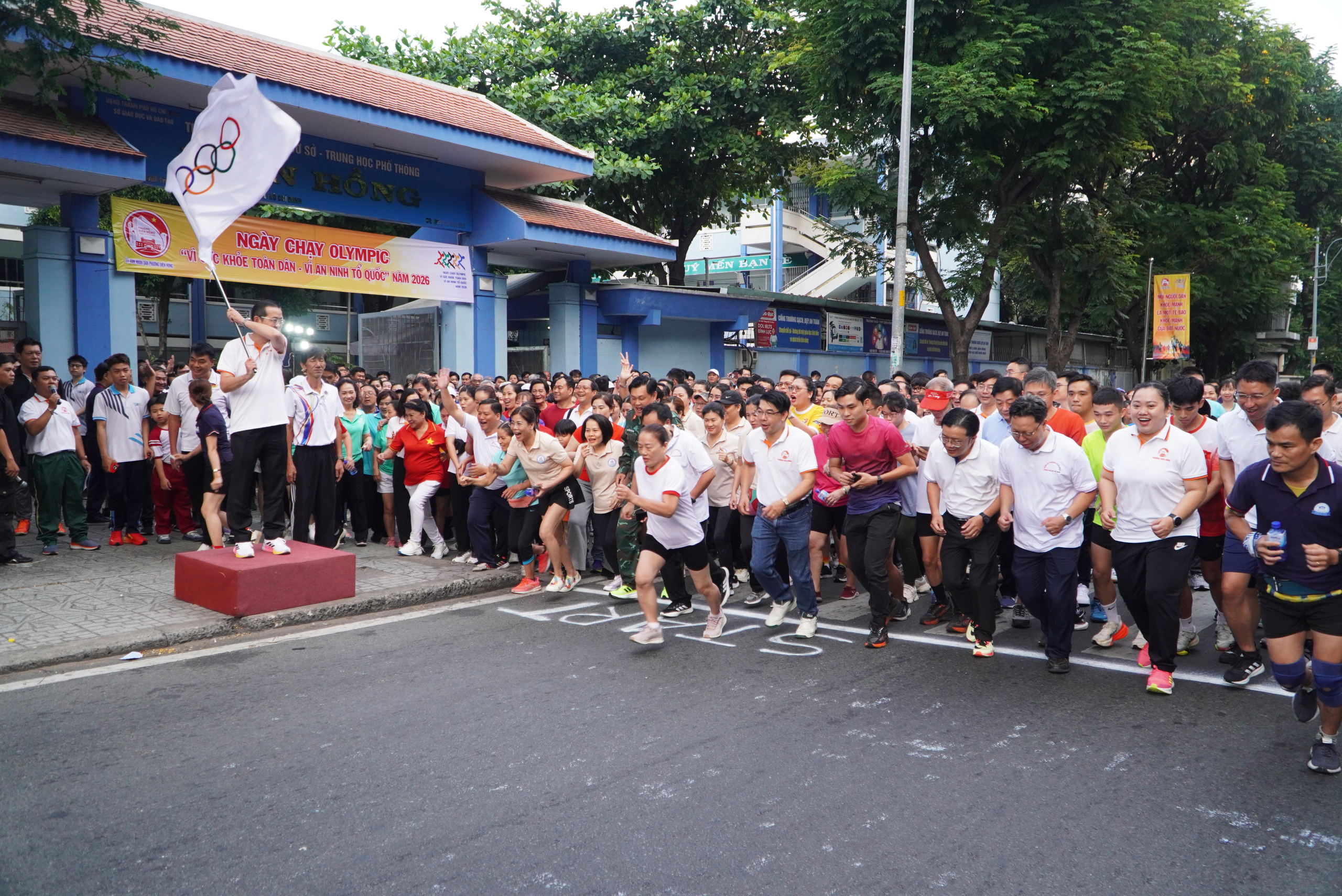 Hình ảnh bắt đầu ngày mới đầy ấn tượng ở phường Diên Hồng, TPHCM - Ảnh 1.