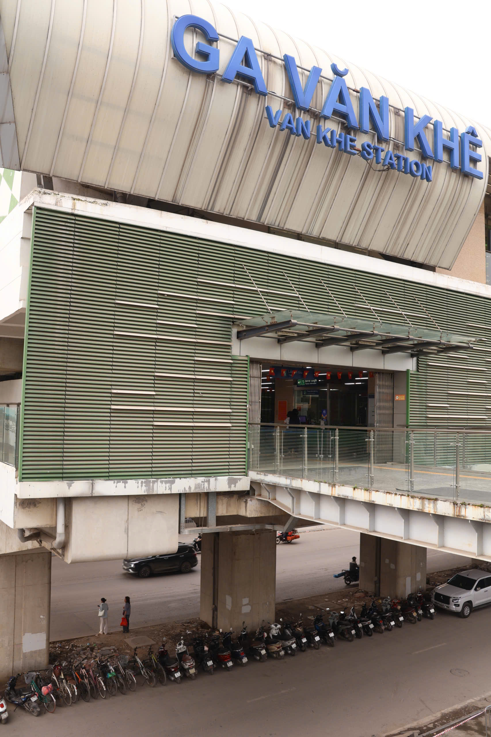 Tình trạng bãi giữ xe trái phép Dưới gầm nhà ga Cát Linh - Hà Đông đang gia tăng - Ảnh 1. Tình trạng bãi giữ xe trái phép Dưới gầm nhà ga Cát Linh - Hà Đông đang gia tăng - Ảnh 1.