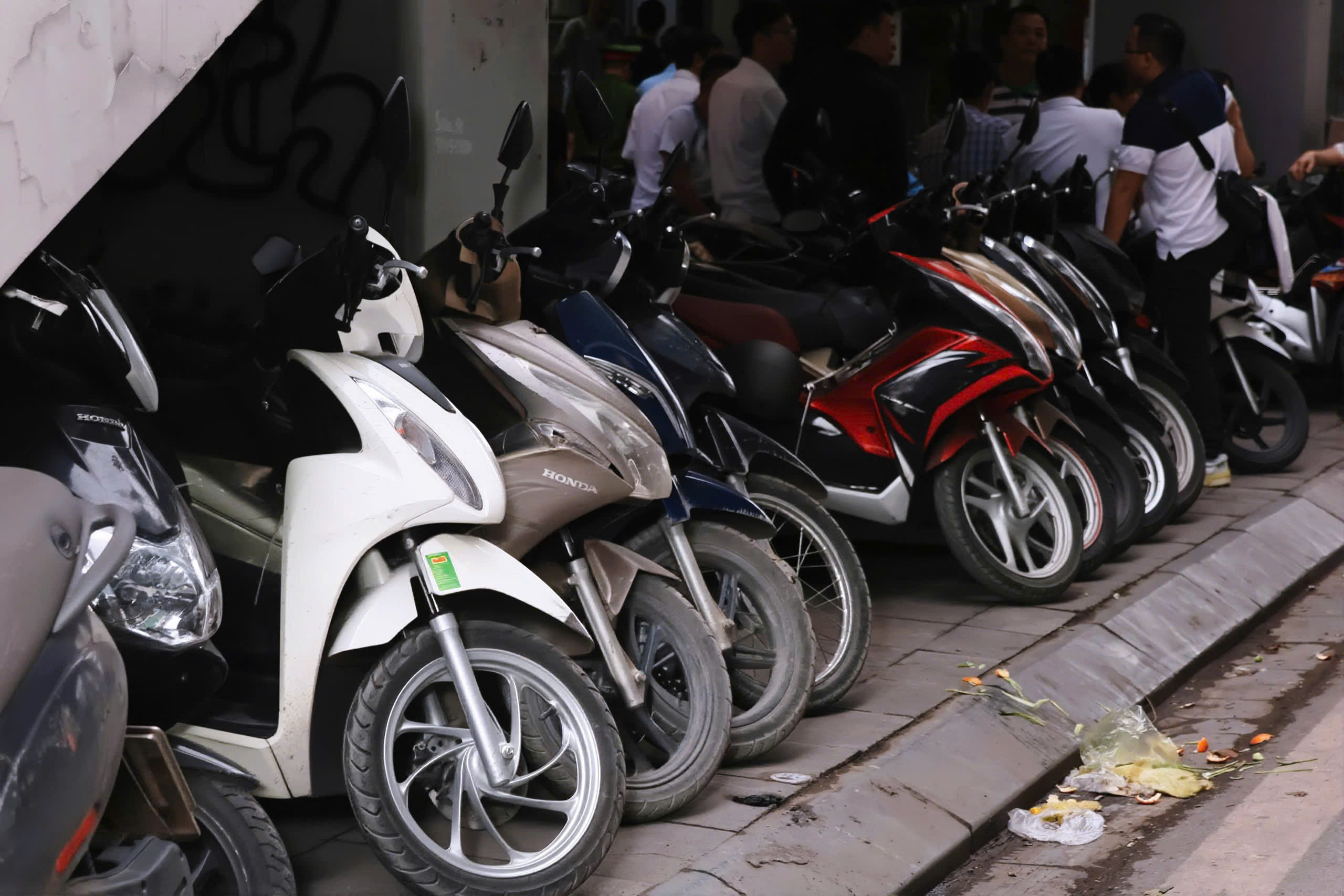 Tình trạng bãi giữ xe trái phép Dưới gầm nhà ga Cát Linh - Hà Đông đang gia tăng - Ảnh 7. Tình trạng bãi giữ xe trái phép Dưới gầm nhà ga Cát Linh - Hà Đông đang gia tăng - Ảnh 7.