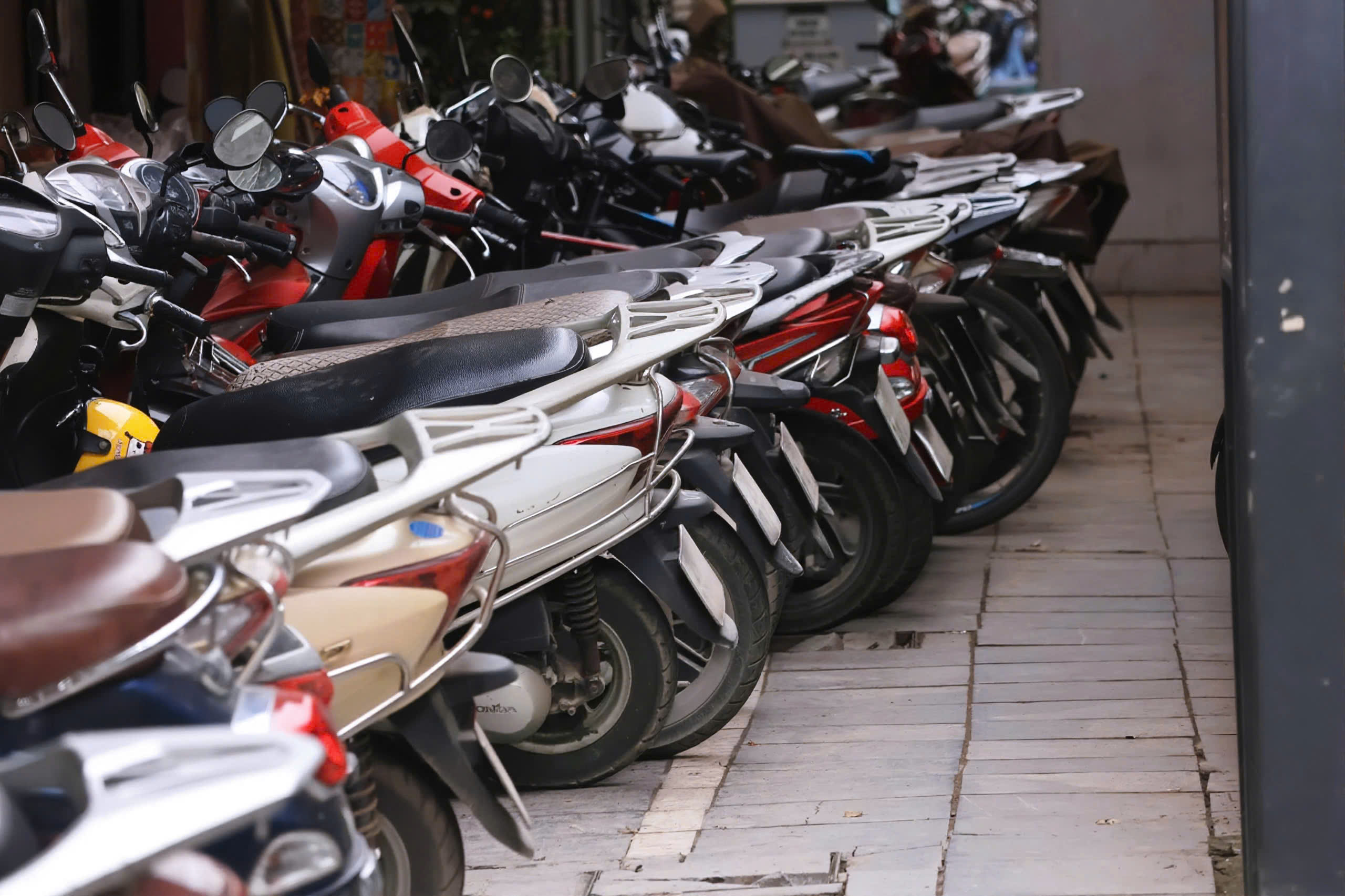 Tình trạng bãi giữ xe trái phép Dưới gầm nhà ga Cát Linh - Hà Đông đang gia tăng - Ảnh 6. Tình trạng bãi giữ xe trái phép Dưới gầm nhà ga Cát Linh - Hà Đông đang gia tăng - Ảnh 6.