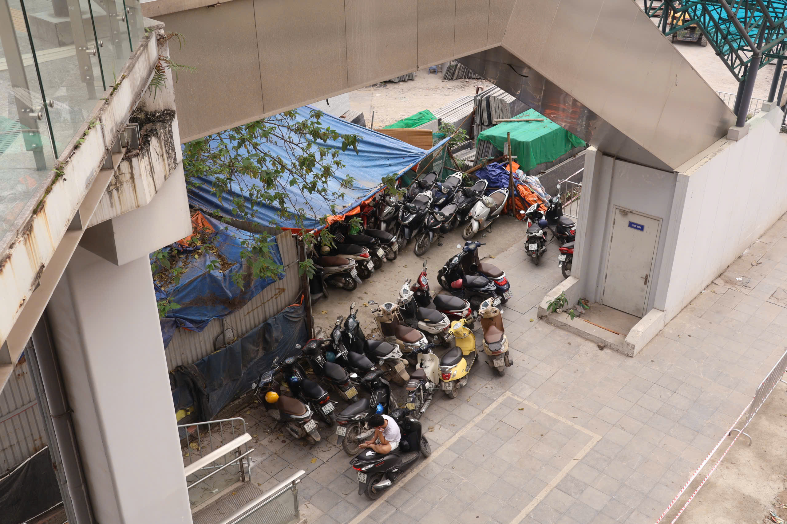 Tình trạng bãi giữ xe trái phép Dưới gầm nhà ga Cát Linh - Hà Đông đang gia tăng - Ảnh 2. Tình trạng bãi giữ xe trái phép Dưới gầm nhà ga Cát Linh - Hà Đông đang gia tăng - Ảnh 2.