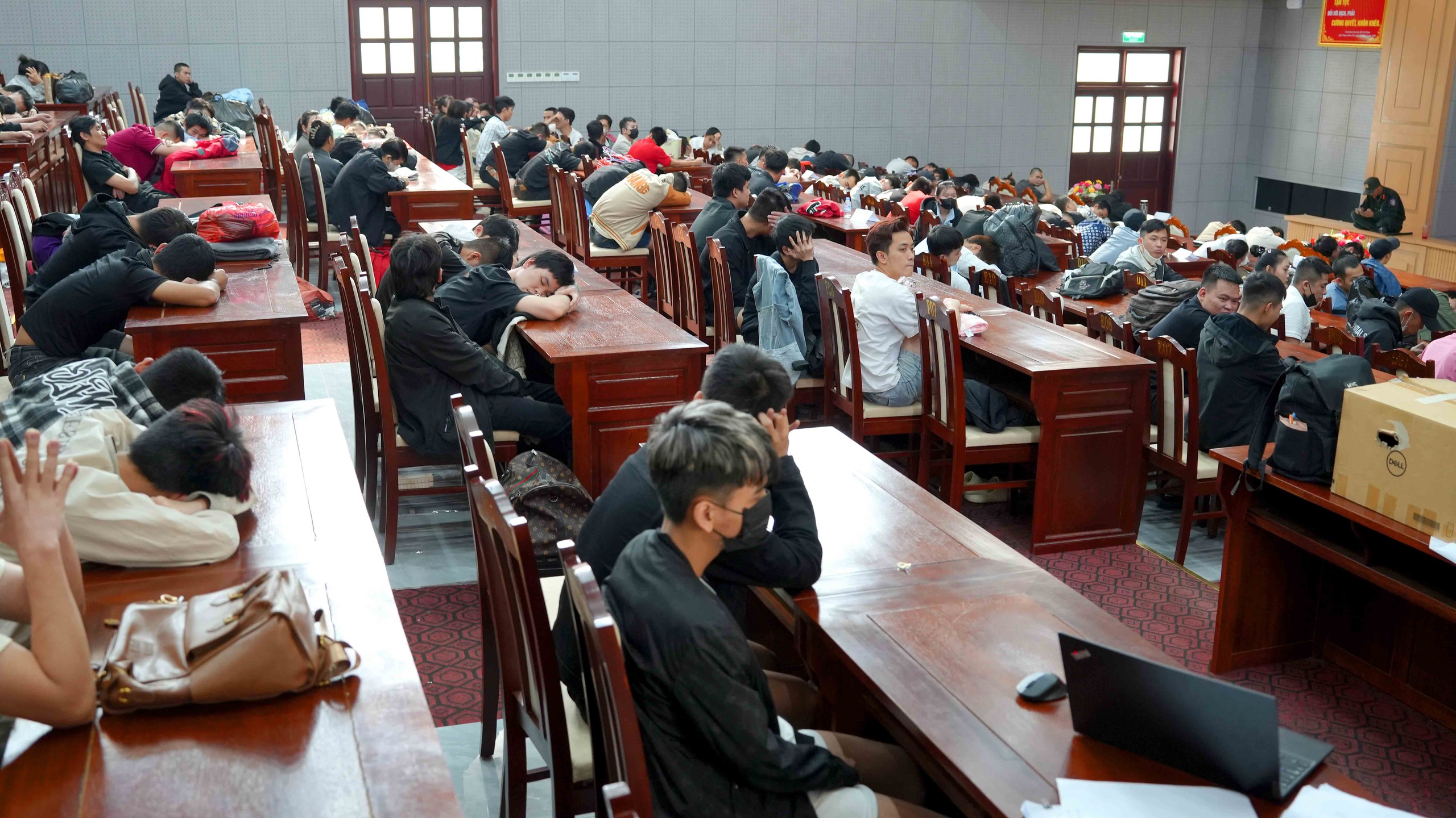 Bắt 343 đối tượng lừa đảo trực tuyến xuyên quốc gia tại Campuchia - Ảnh 1.