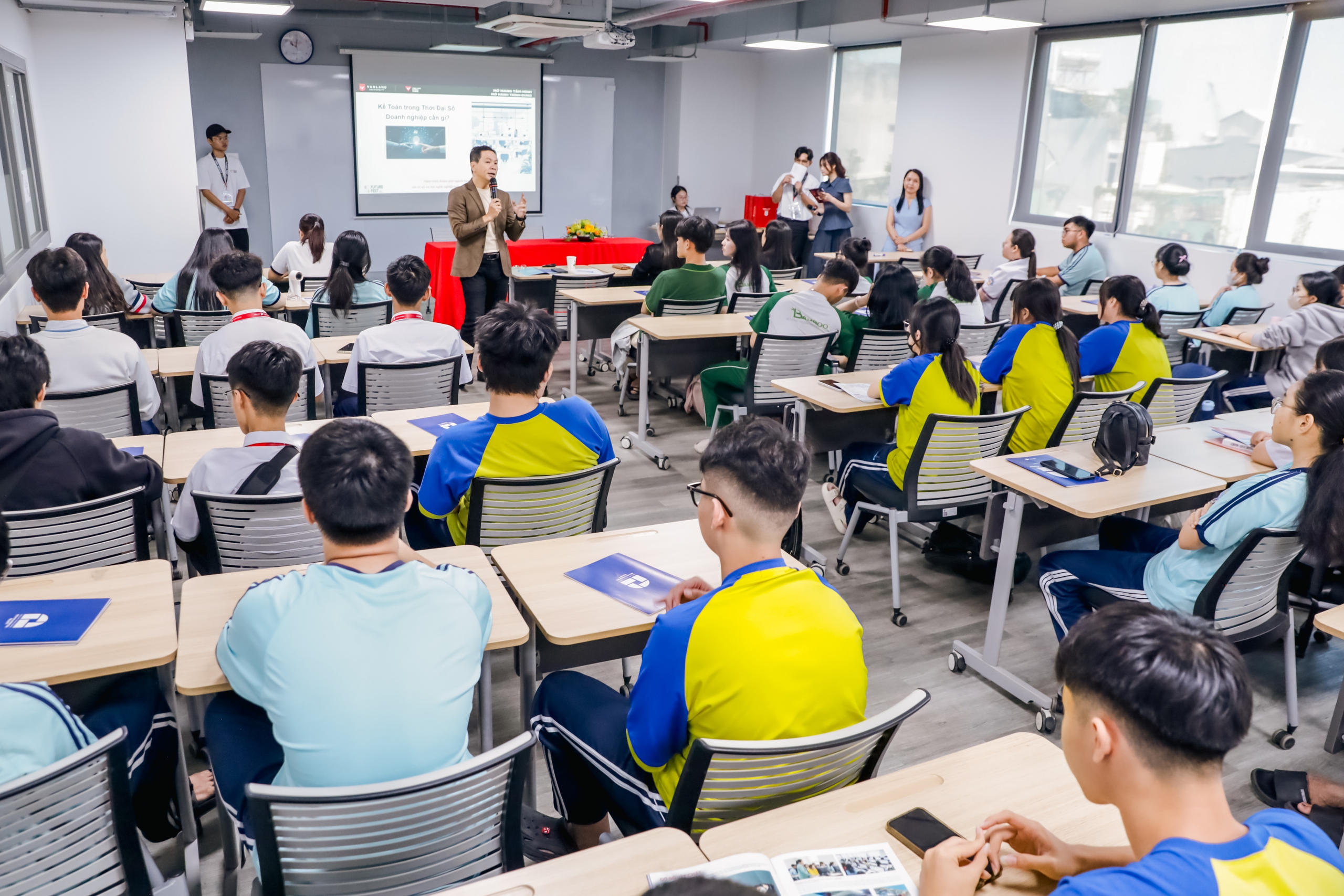 Học sinh THPT khám phá ngành học tại sự kiện trải nghiệm có quy mô "siêu khủng" - Ảnh 9.