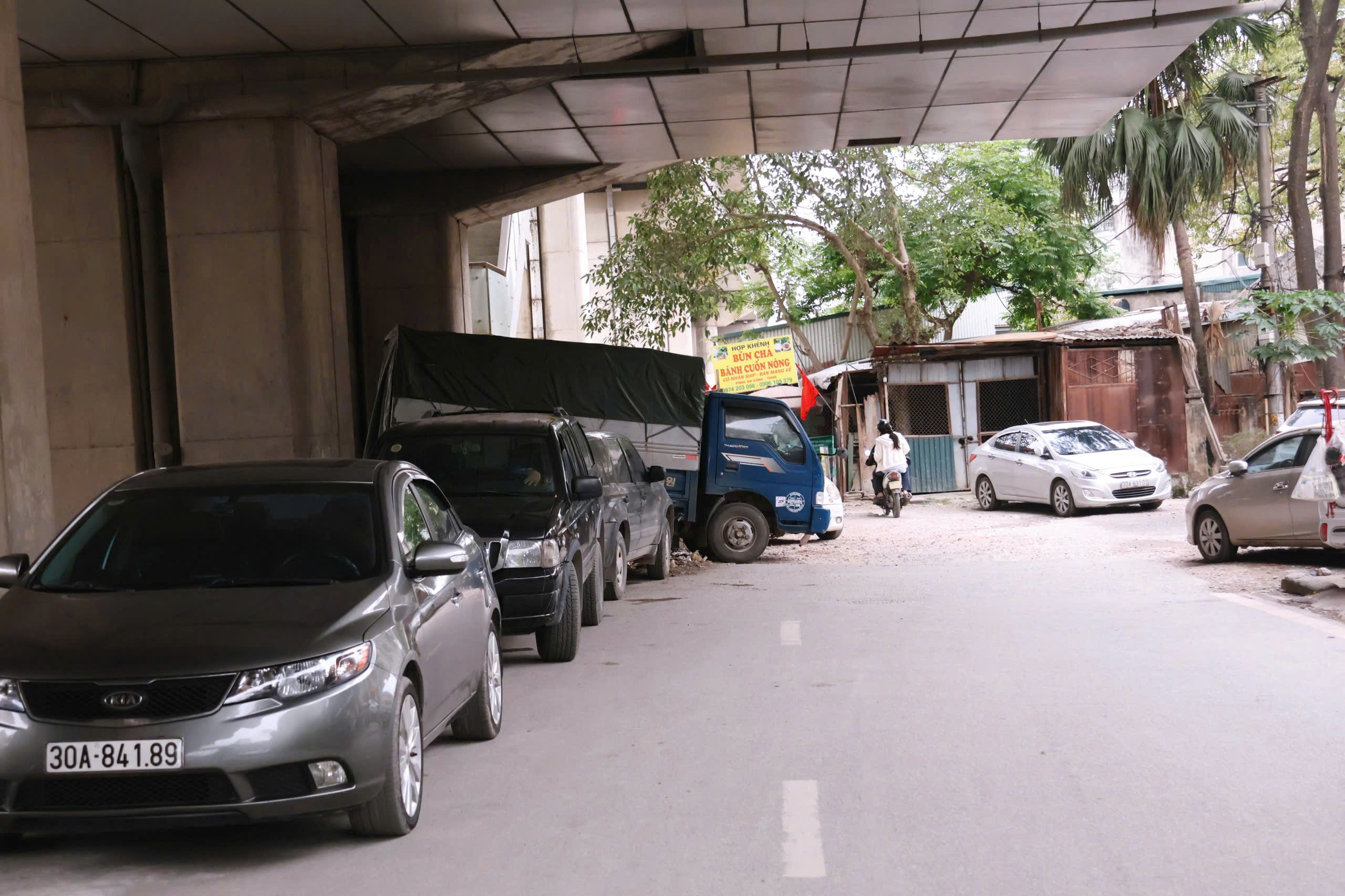 Tình trạng bãi giữ xe trái phép Dưới gầm nhà ga Cát Linh - Hà Đông đang gia tăng - Ảnh 3. Tình trạng bãi giữ xe trái phép Dưới gầm nhà ga Cát Linh - Hà Đông đang gia tăng - Ảnh 3.