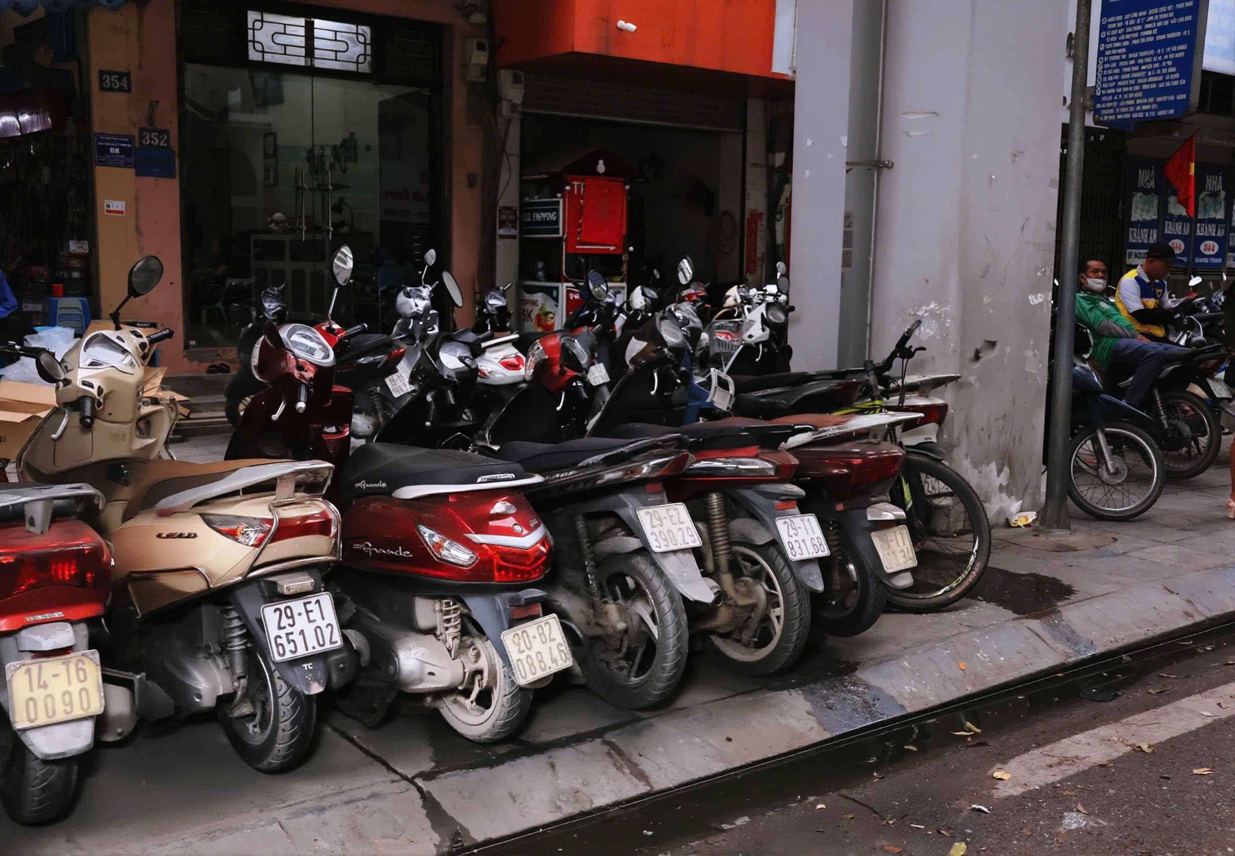 Tình trạng bãi giữ xe trái phép Dưới gầm nhà ga Cát Linh - Hà Đông đang gia tăng - Ảnh 4. Tình trạng bãi giữ xe trái phép Dưới gầm nhà ga Cát Linh - Hà Đông đang gia tăng - Ảnh 4.