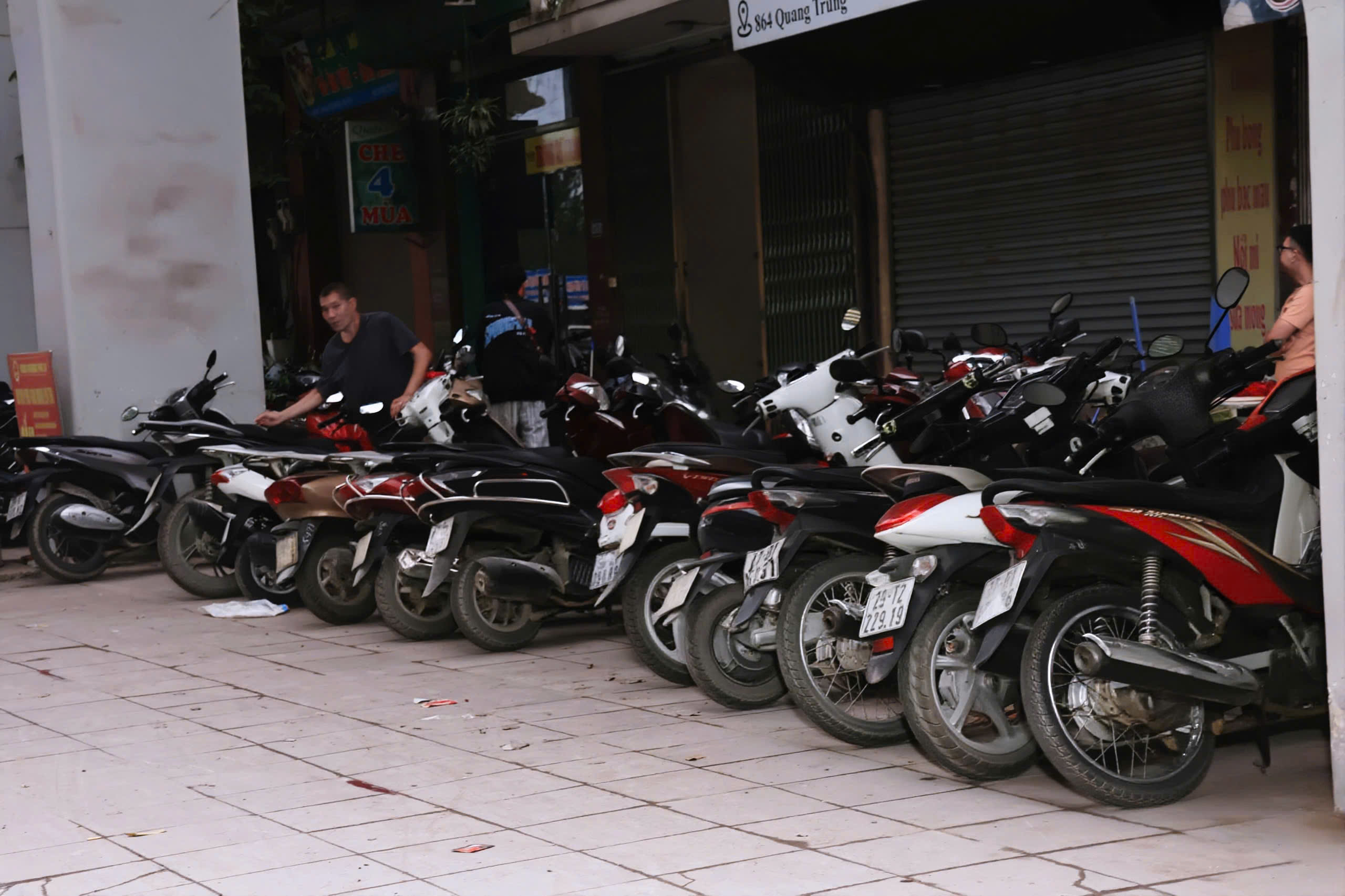 Tình trạng bãi giữ xe trái phép Dưới gầm nhà ga Cát Linh - Hà Đông đang gia tăng - Ảnh 5. Tình trạng bãi giữ xe trái phép Dưới gầm nhà ga Cát Linh - Hà Đông đang gia tăng - Ảnh 5.