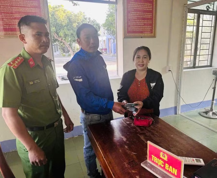 Nhặt được 74 triệu đồng, nhân viên tiếp thị tìm người trả lại - Ảnh 1.