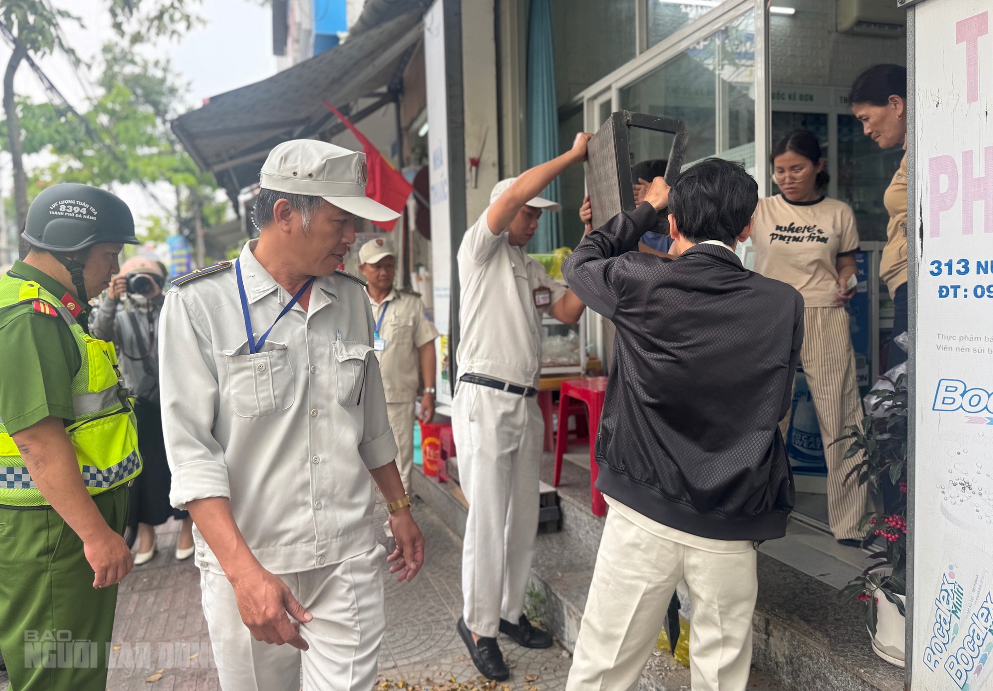 Đà Nẵng siết trật tự vỉa hè quyết tâm không đánh trống bỏ dùi - Ảnh 3. Đà Nẵng siết trật tự vỉa hè quyết tâm không đánh trống bỏ dùi - Ảnh 3.
