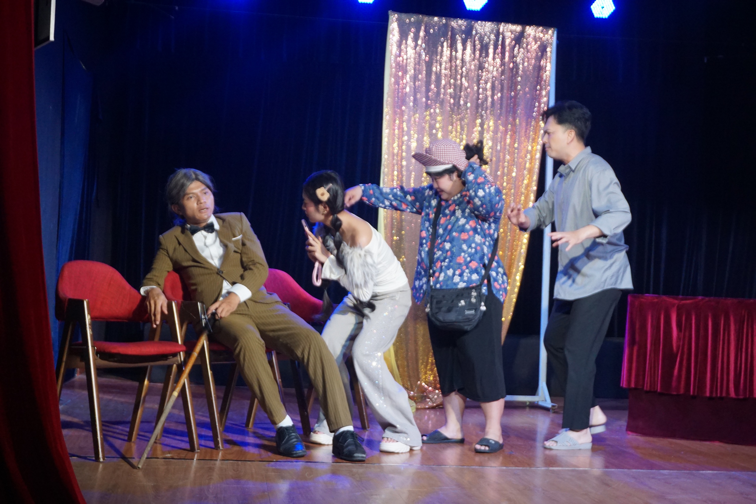 Sân khấu Trịnh Kim Chi dựng kịch ngắn, dùng tiếng cười chạm khoảng lặng gia đình - Ảnh 4.