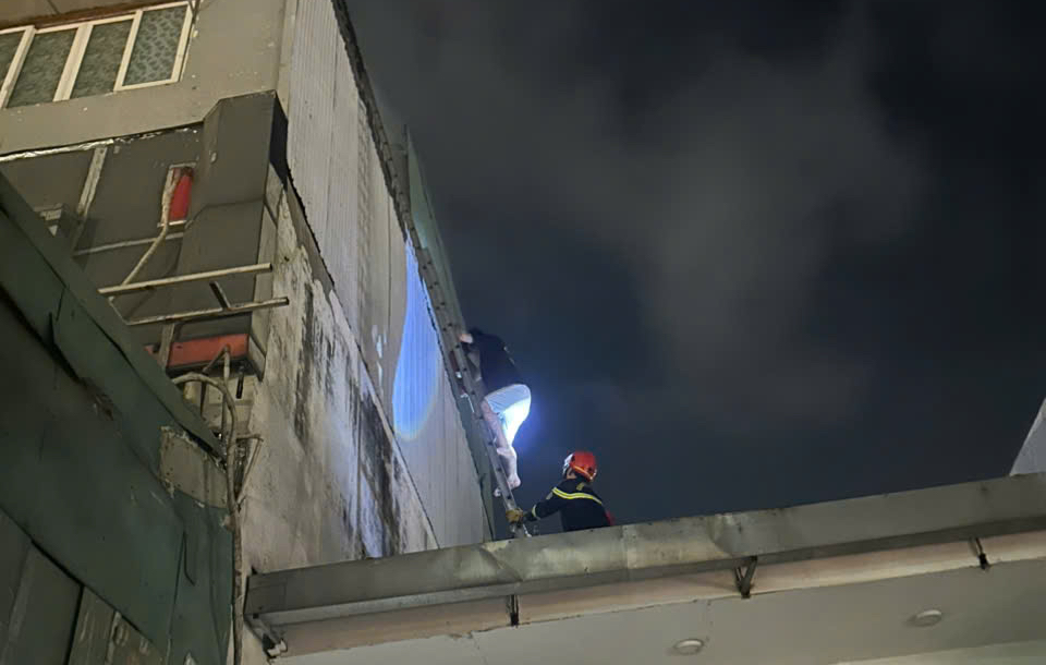 Cháy nhà ở TPHCM , 6 người thoát nạn trong vụ hỏa hoạn nghiêm trọng - Ảnh 2.