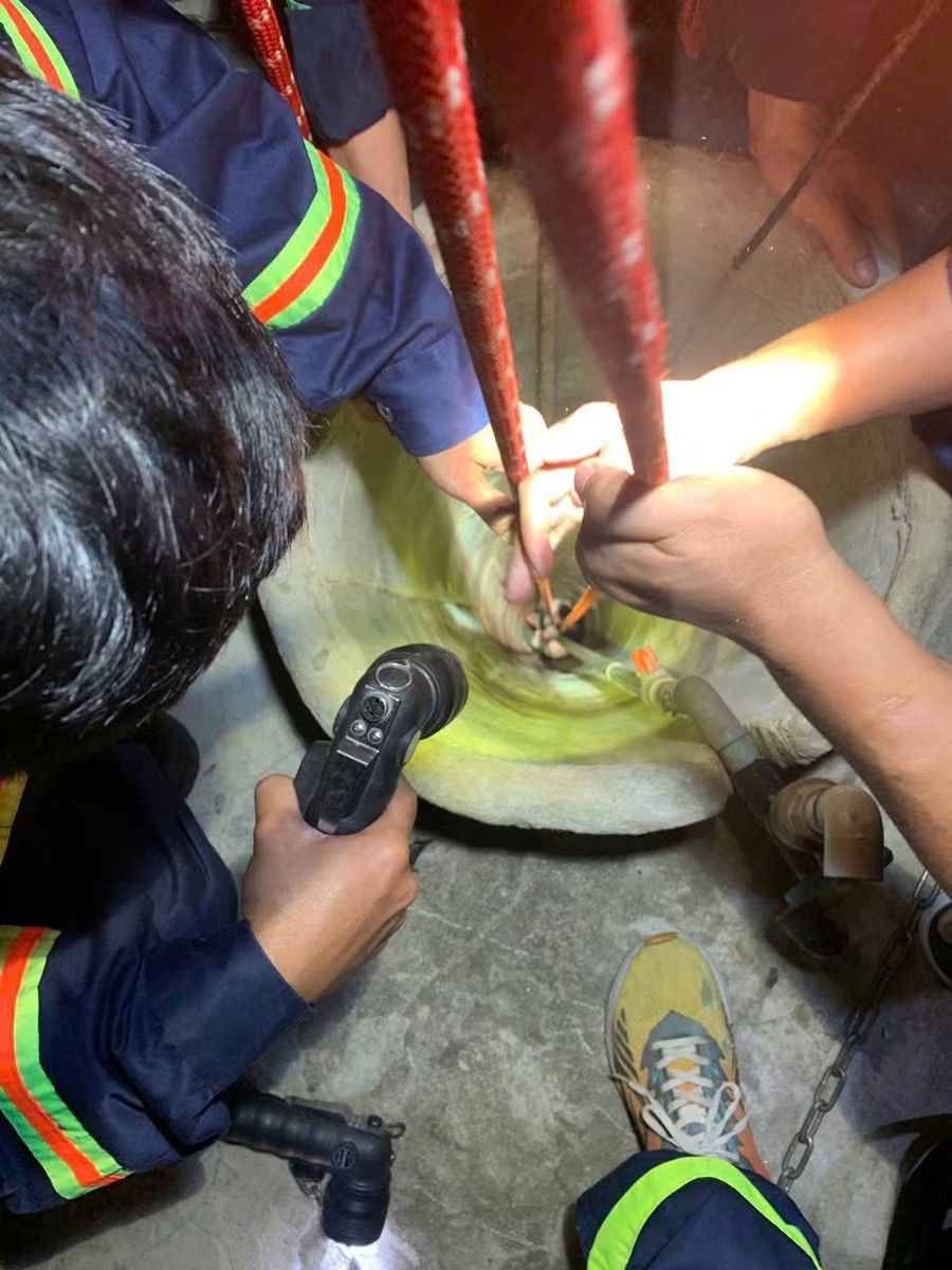 Xuyên đêm cứu thiếu nữ rơi xuống giếng sâu ở Gia Lai - Ảnh 1.