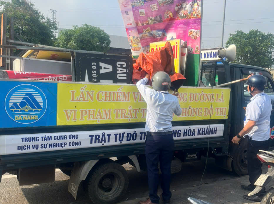Đà Nẵng ra quân siết trật tự vỉa hè, quyết không "đánh trống bỏ dùi" - Ảnh 3.