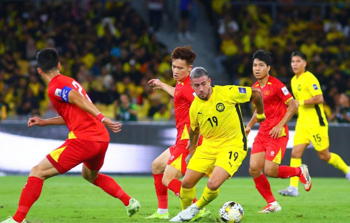 Tuyển Malaysia mang 13 cầu thủ gốc nước ngoài sang Việt Nam - Ảnh 1.