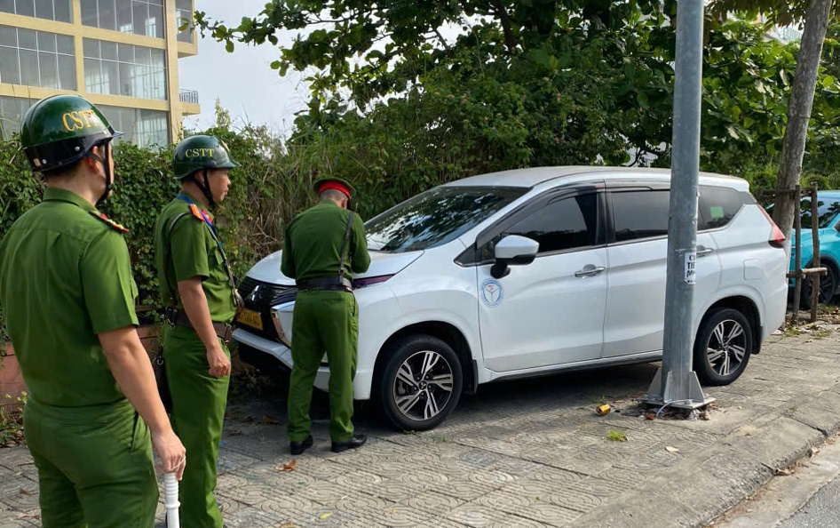 Đà Nẵng ra quân siết trật tự vỉa hè, quyết không "đánh trống bỏ dùi" - Ảnh 2.
