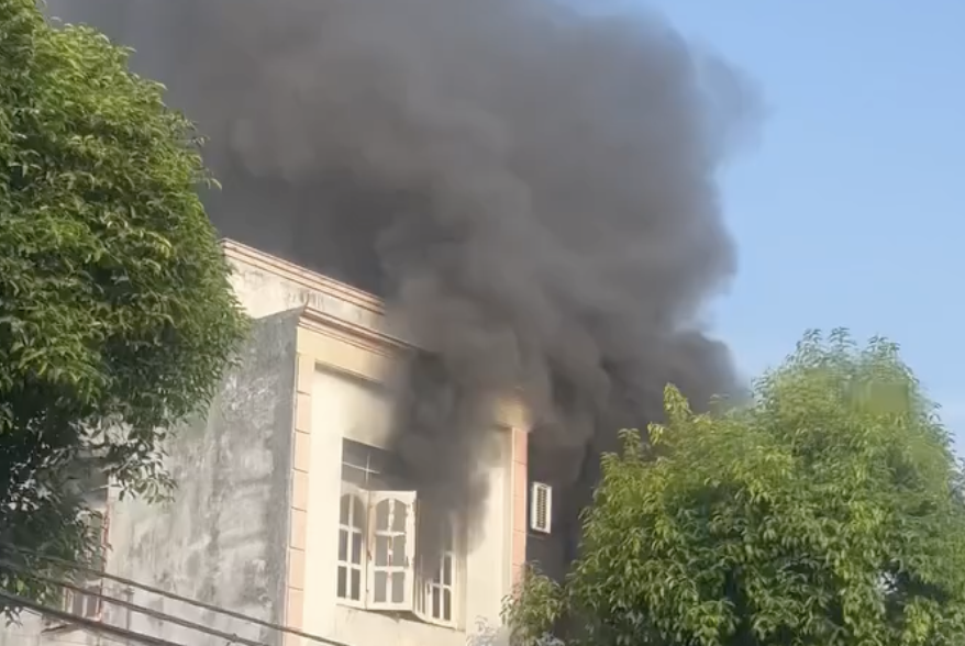 Cháy nhà 2 tầng ở TPHCM sáng nay gây hoang mang cho người dân - Ảnh 1. Cháy nhà 2 tầng ở TPHCM sáng nay gây hoang mang cho người dân - Ảnh 1.