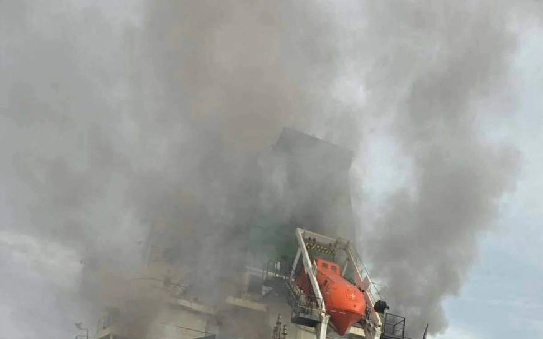 Sau c&uacute; quay đầu, si&ecirc;u t&agrave;u Trung Quốc bất ngờ vượt qua Hormuz  - Ảnh 2.