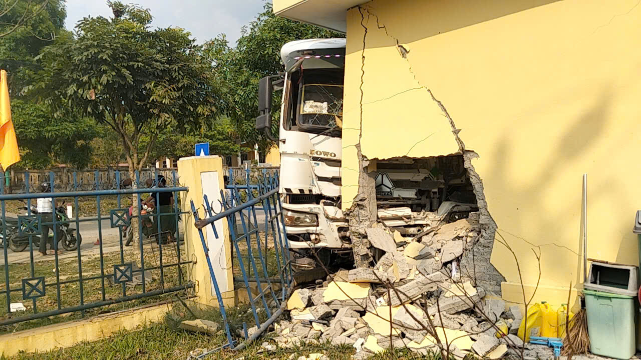 Xe đầu kéo tông sập tường rào, nhà bảo vệ trường mầm non - Ảnh 1.