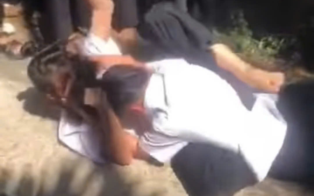 Bạo lực học đường tại trường THCS 19 / 8: Hai nữ sinh đ&aacute;nh nhau , một em nhập viện - Ảnh 3.