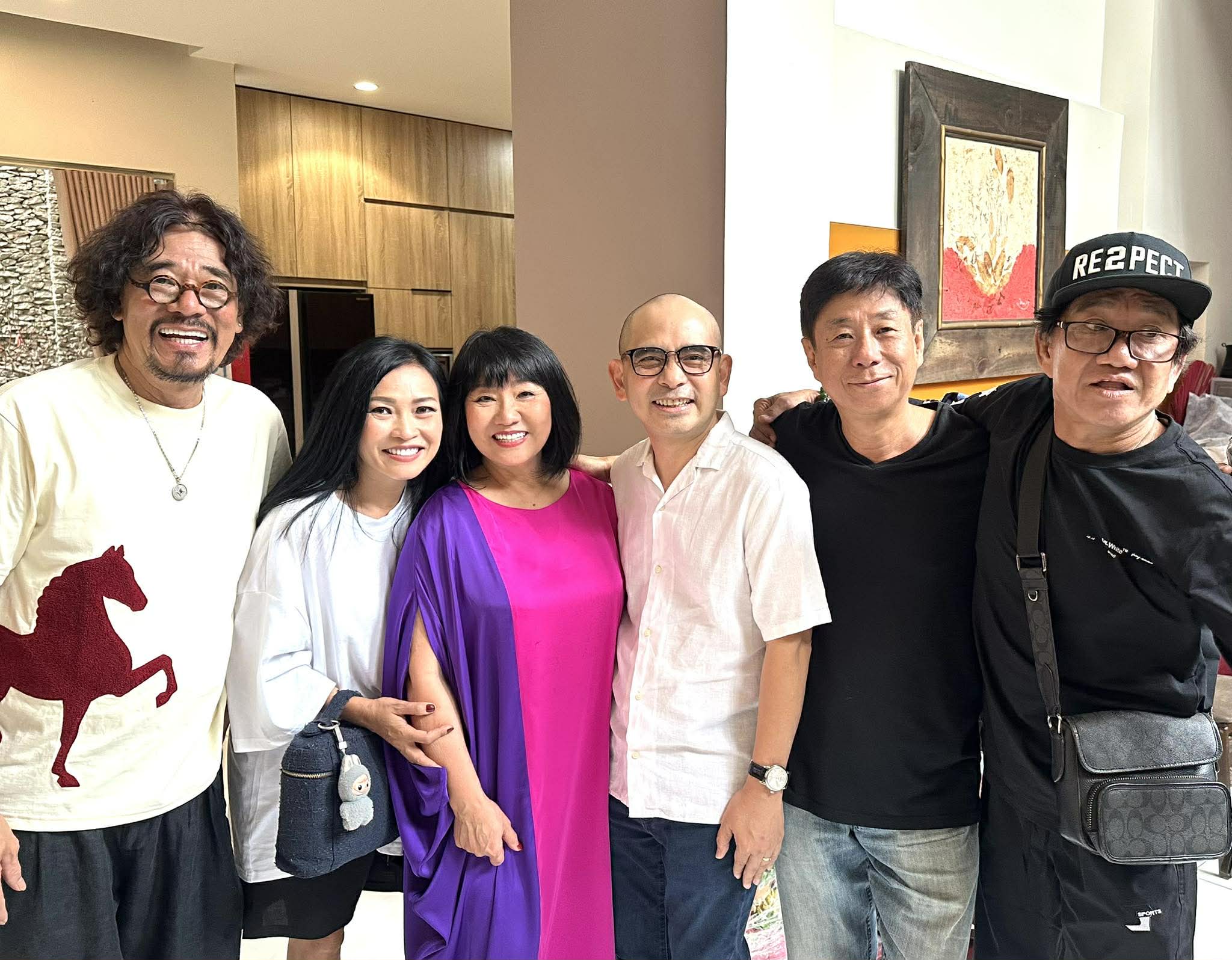 Cẩm Vân, Khắc Triệu họp mặt ca sĩ đầu năm mới, hát vang