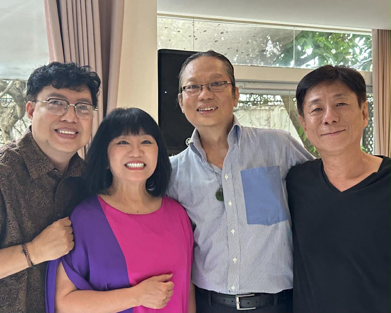 Cẩm Vân, Khắc Triệu họp mặt ca sĩ đầu năm mới, hát vang