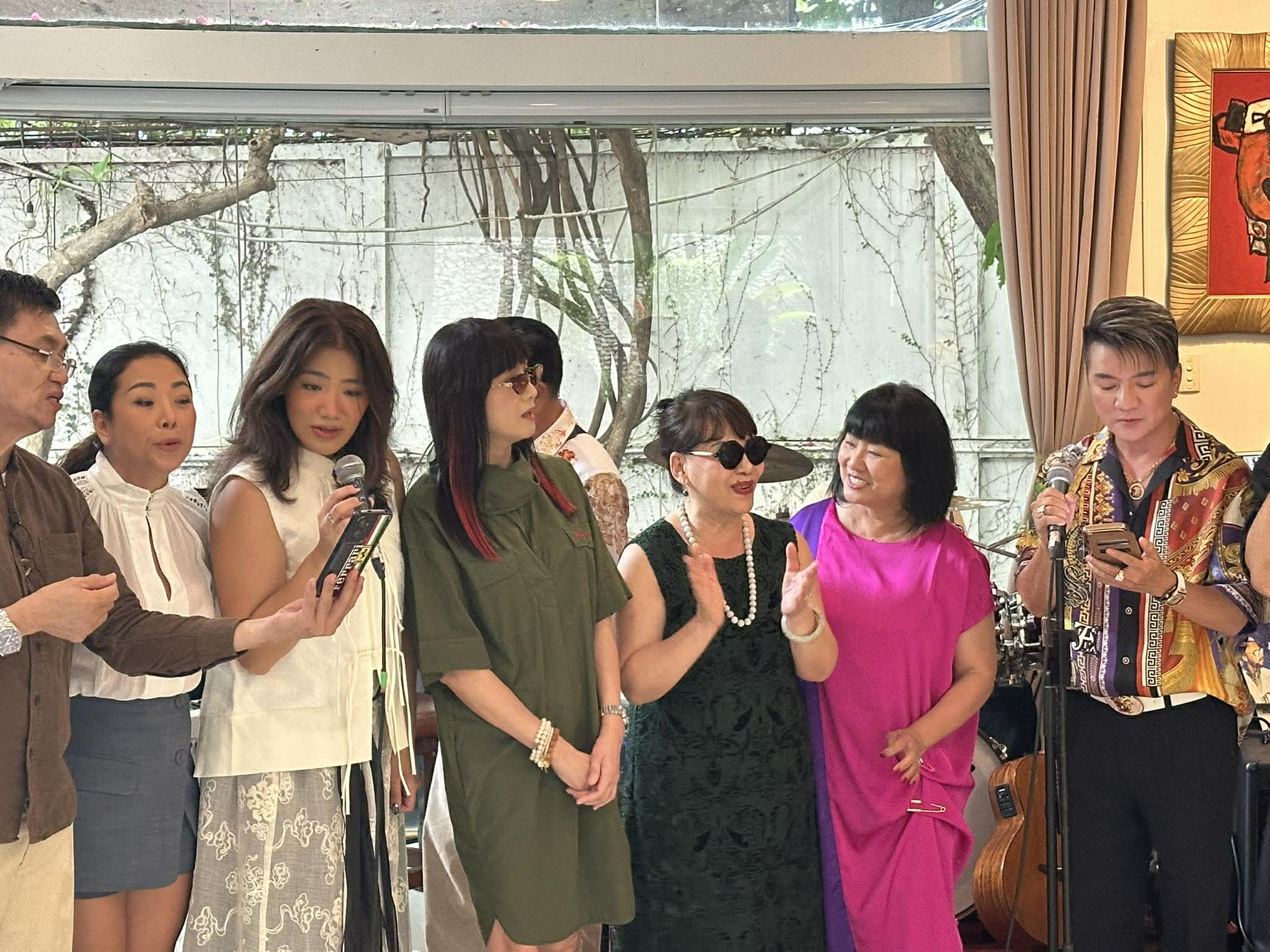 Cẩm Vân, Khắc Triệu họp mặt ca sĩ đầu năm mới, hát vang