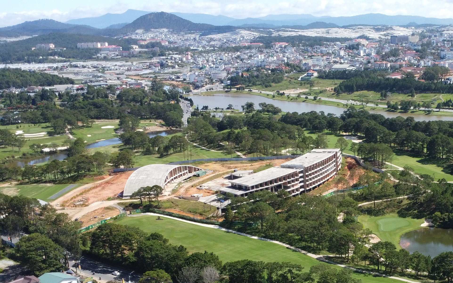 Lâm Đồng kiến nghị tháo gỡ khó khăn ở dự án Sân golf Đồi Cù, King Palace - Ảnh 2.