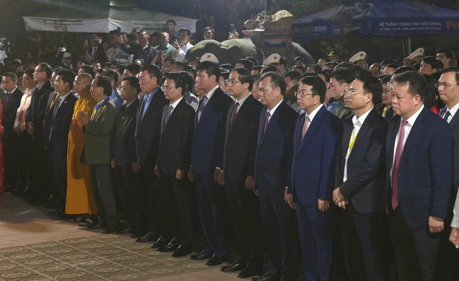 Hàng ngàn người "đội mưa" xuyên đêm chờ xin ấn đền Trần - Ảnh 4.