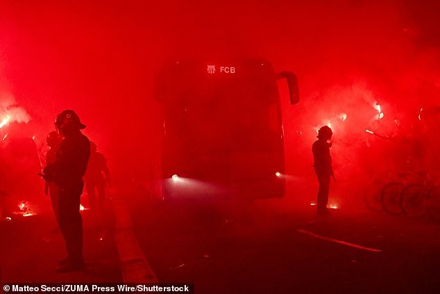 Xe chở Atletico Madrid vỡ k&iacute;nh giữa &ldquo;biển lửa&rdquo;, Barcelona su&yacute;t l&agrave;m n&ecirc;n kỳ t&iacute;ch - Ảnh 2.