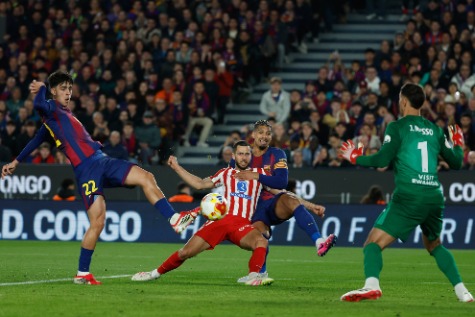 Xe chở Atletico Madrid vỡ k&iacute;nh giữa &ldquo;biển lửa&rdquo;, Barcelona su&yacute;t l&agrave;m n&ecirc;n kỳ t&iacute;ch - Ảnh 3.