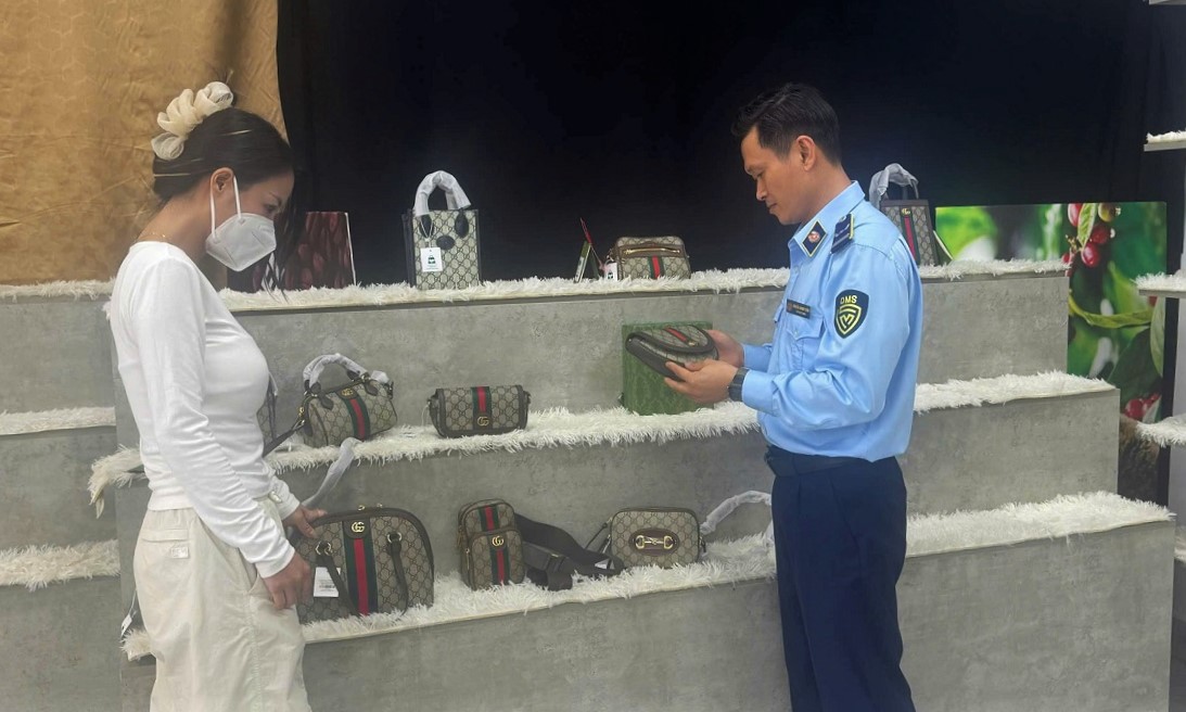 Đà Nẵng tích cực xử lý hàng giả và buôn lậu , thu ngân sách hàng trăm tỉ đồng - Ảnh 1. Đà Nẵng tích cực xử lý hàng giả và buôn lậu , thu ngân sách hàng trăm tỉ đồng - Ảnh 1.