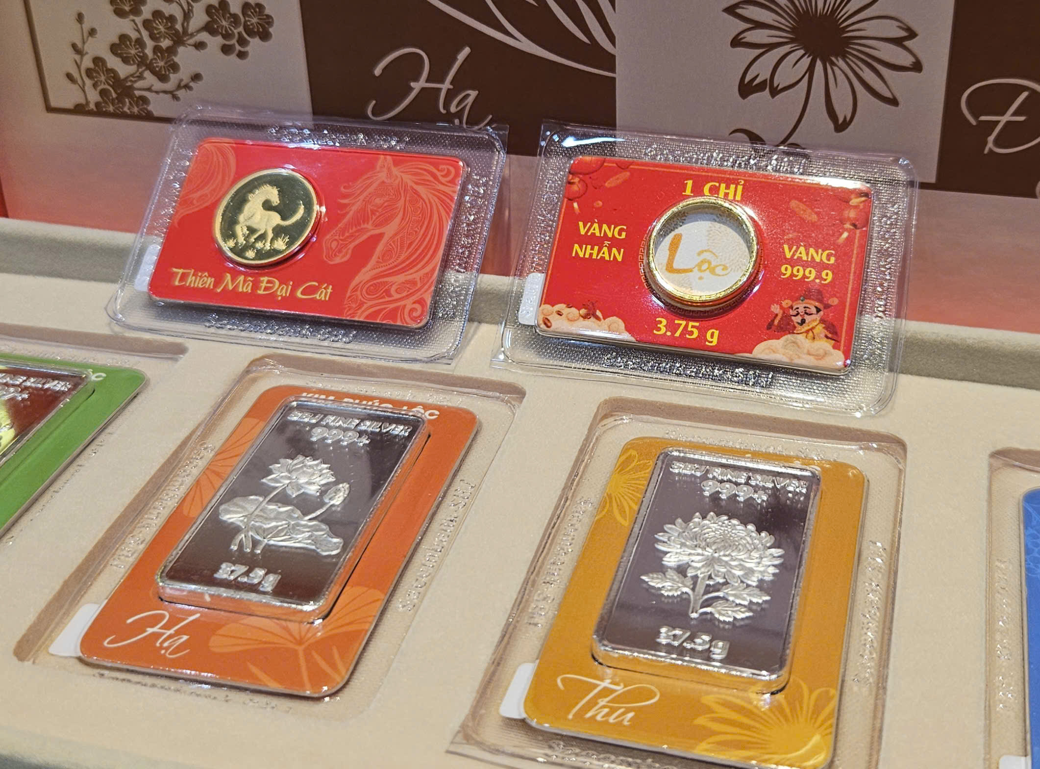 Giá vàng miếng SJC và bạc Phú Qúy hôm nay 3 - 3: Biến động mạnh - Ảnh 2. Giá vàng miếng SJC và bạc Phú Qúy hôm nay 3 - 3: Biến động mạnh - Ảnh 2.