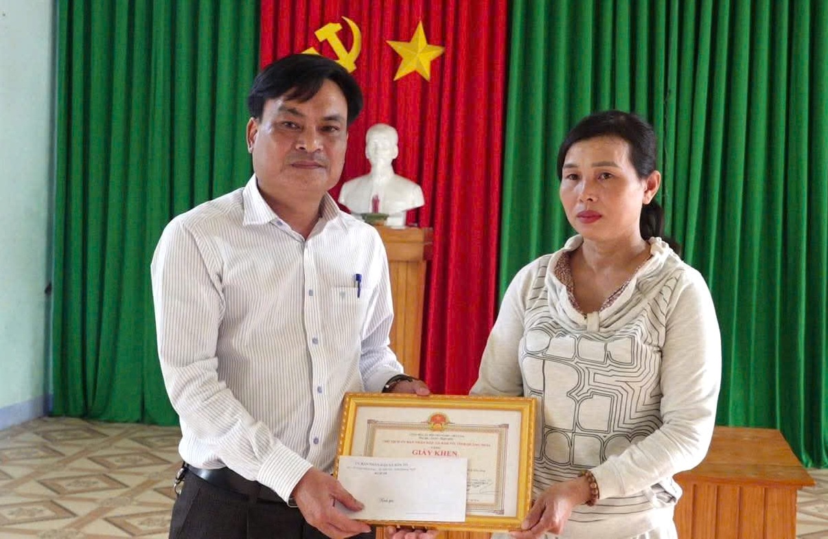 Người phụ nữ dũng cảm cứu 2 thanh niên khỏi chết đuối tại Quảng Ngãi - Ảnh 1. Người phụ nữ dũng cảm cứu 2 thanh niên khỏi chết đuối tại Quảng Ngãi - Ảnh 1.