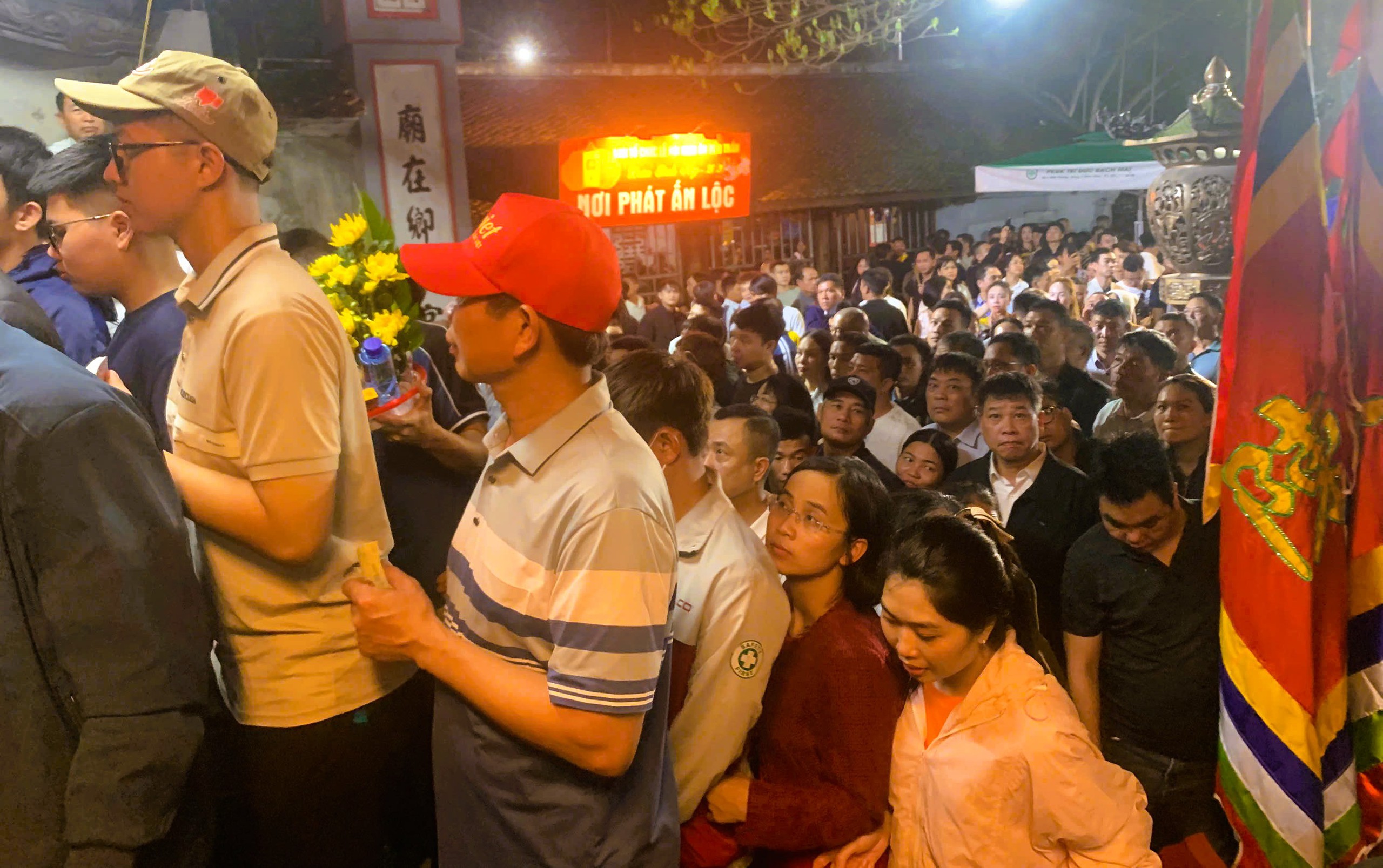 Hàng ngàn người "đội mưa" xuyên đêm chờ xin ấn đền Trần - Ảnh 7.