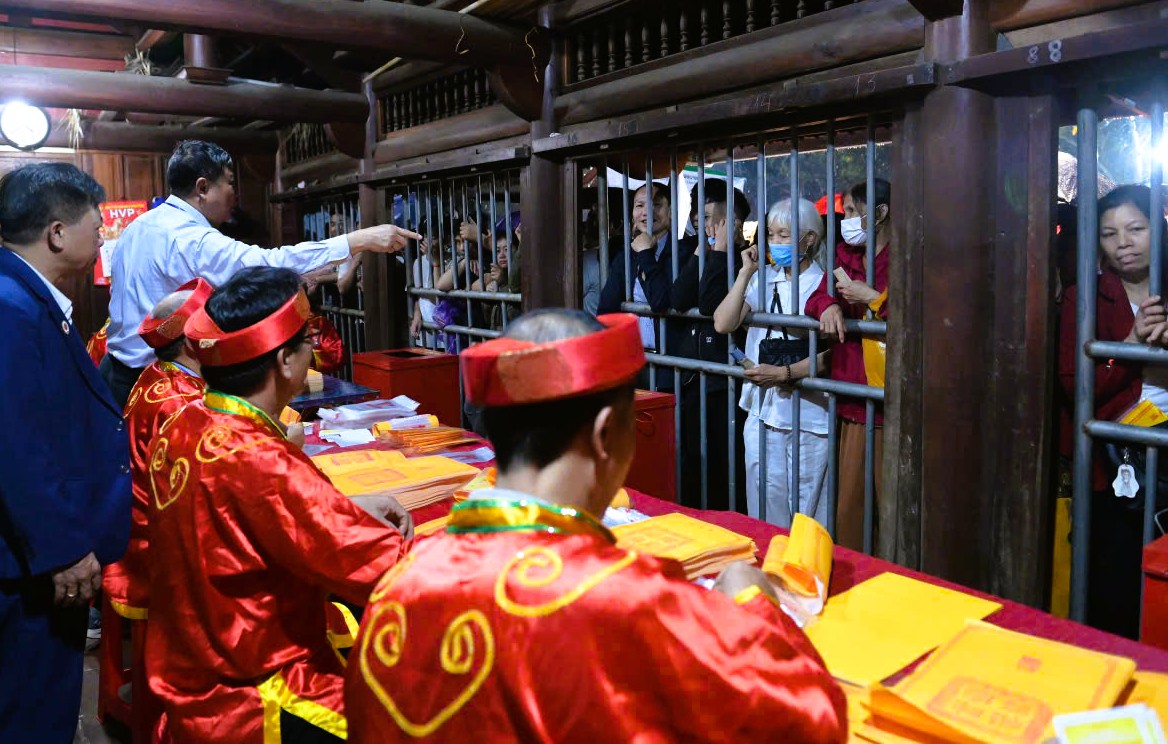 Hàng ngàn người "đội mưa" xuyên đêm chờ xin ấn đền Trần - Ảnh 2.