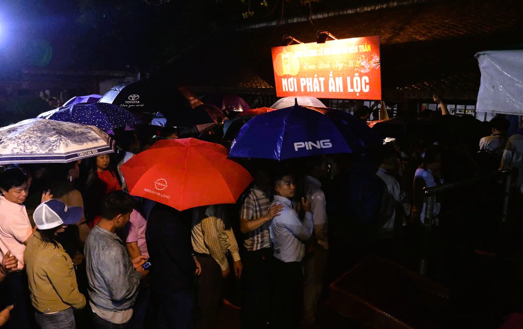 Hàng ngàn người "đội mưa" xuyên đêm chờ xin ấn đền Trần - Ảnh 8.