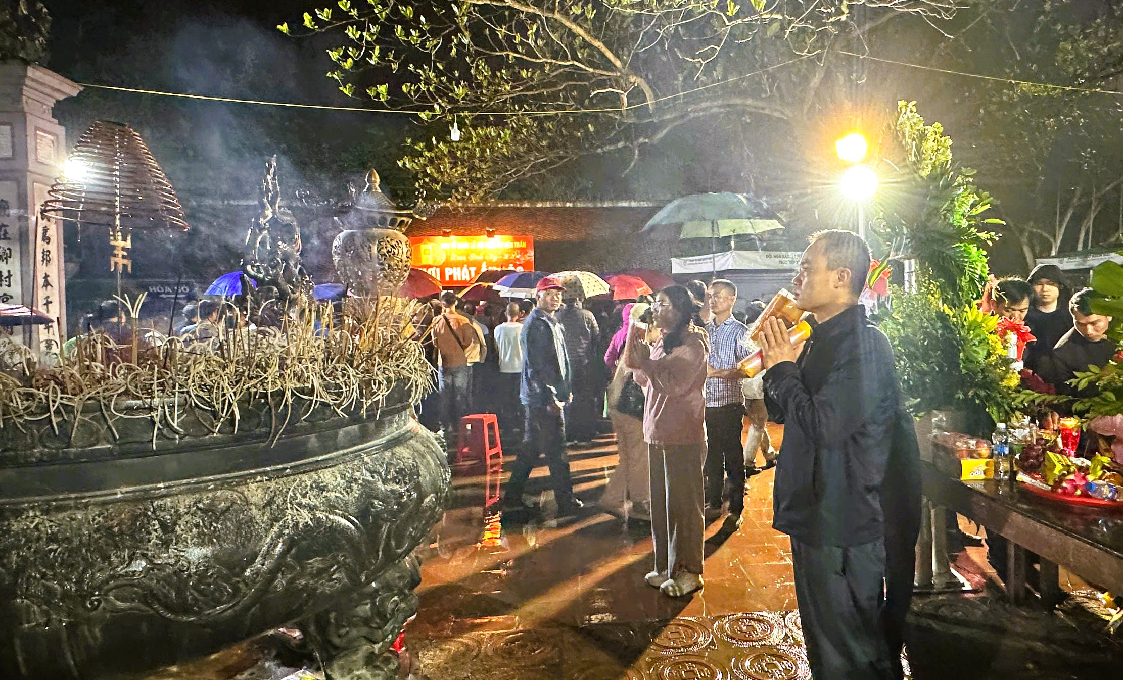 Hàng ngàn người "đội mưa" xuyên đêm chờ xin ấn đền Trần - Ảnh 11.