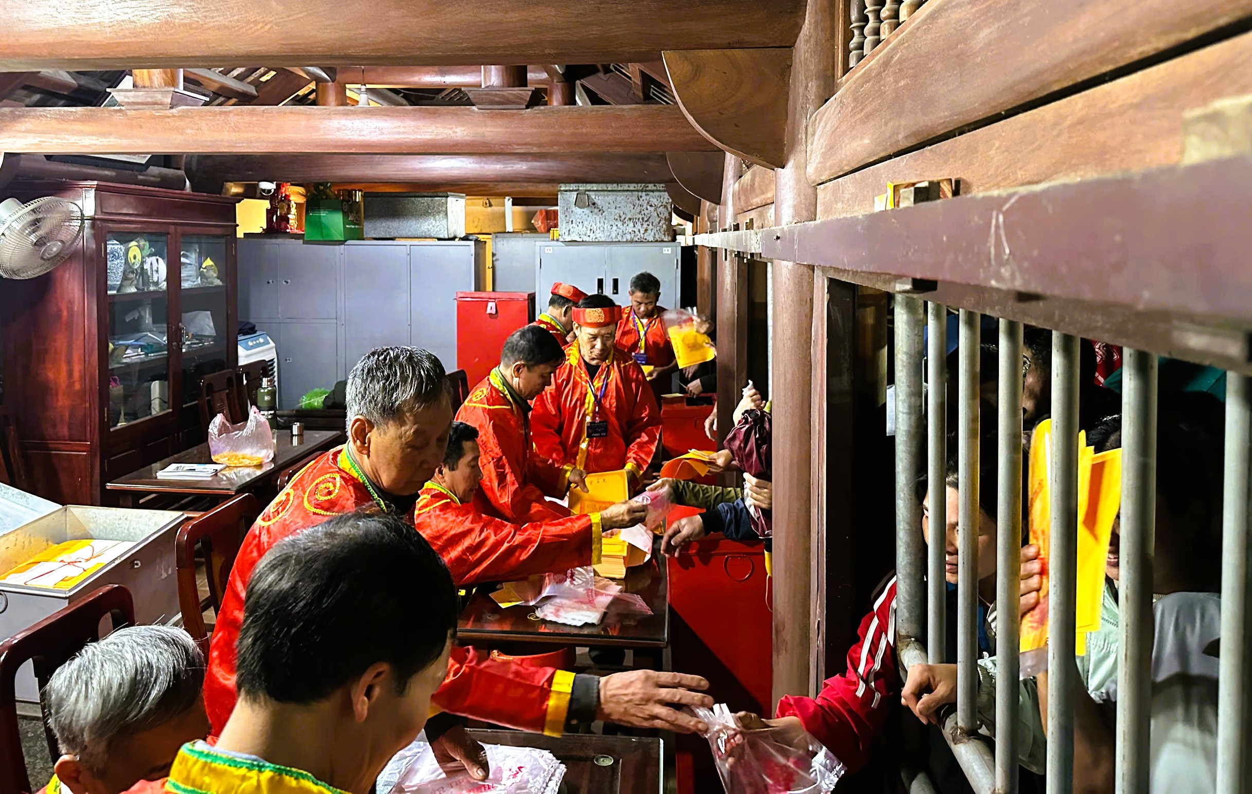 Hàng ngàn người "đội mưa" xuyên đêm chờ xin ấn đền Trần - Ảnh 9.