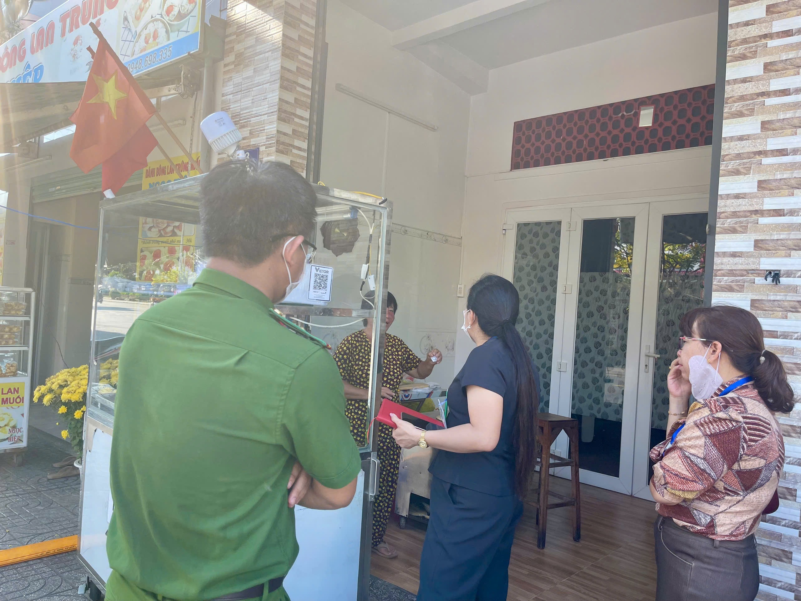 TPHCM: Nhiều người nhập viện sau khi ăn bánh mì ở 1 chỗ - Ảnh 2.