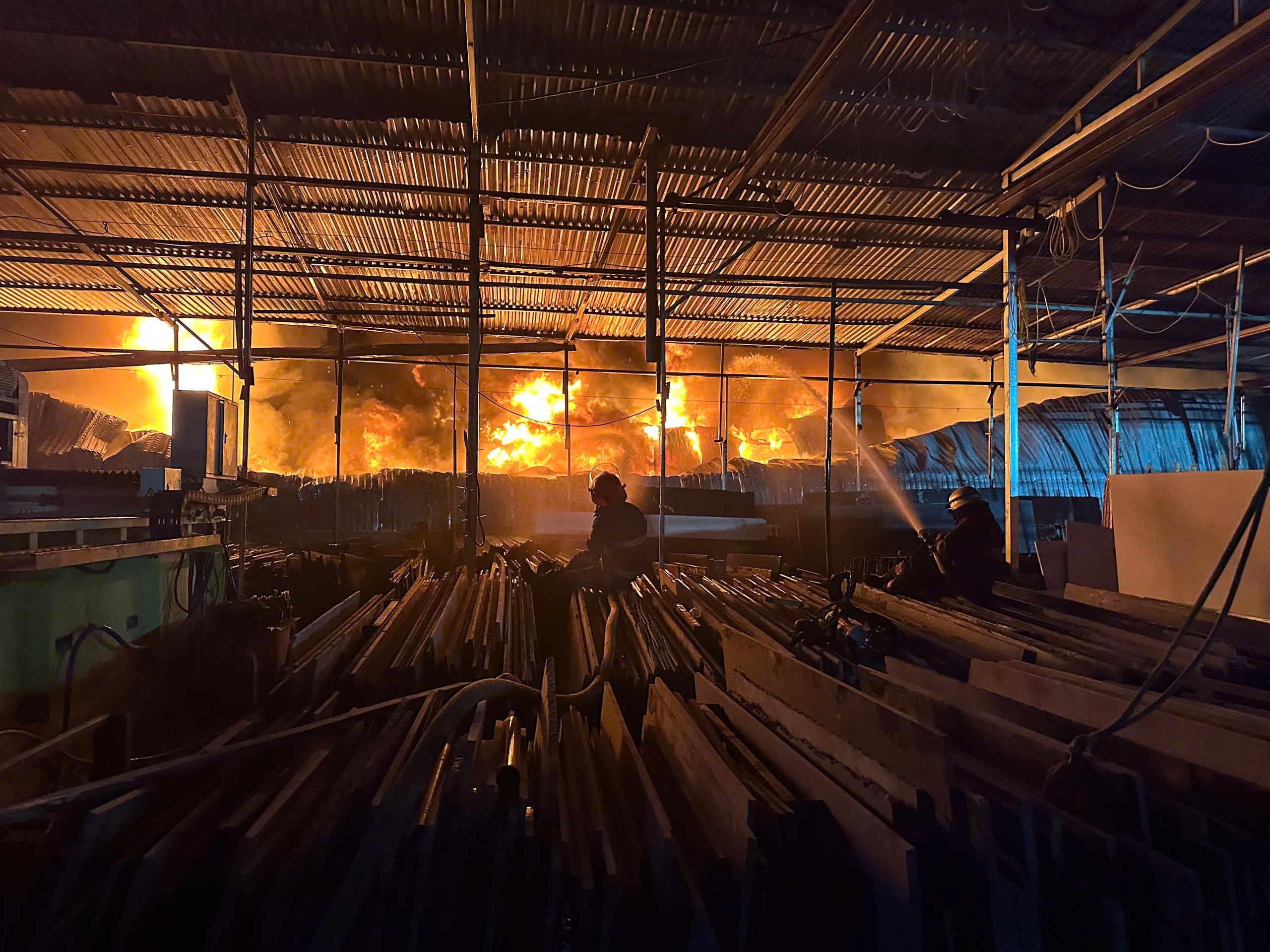 Tìm thấy 1 thi thể nạn nhân trong vụ cháy kho xưởng gần bệnh viện K Tân Triều - Ảnh 1.