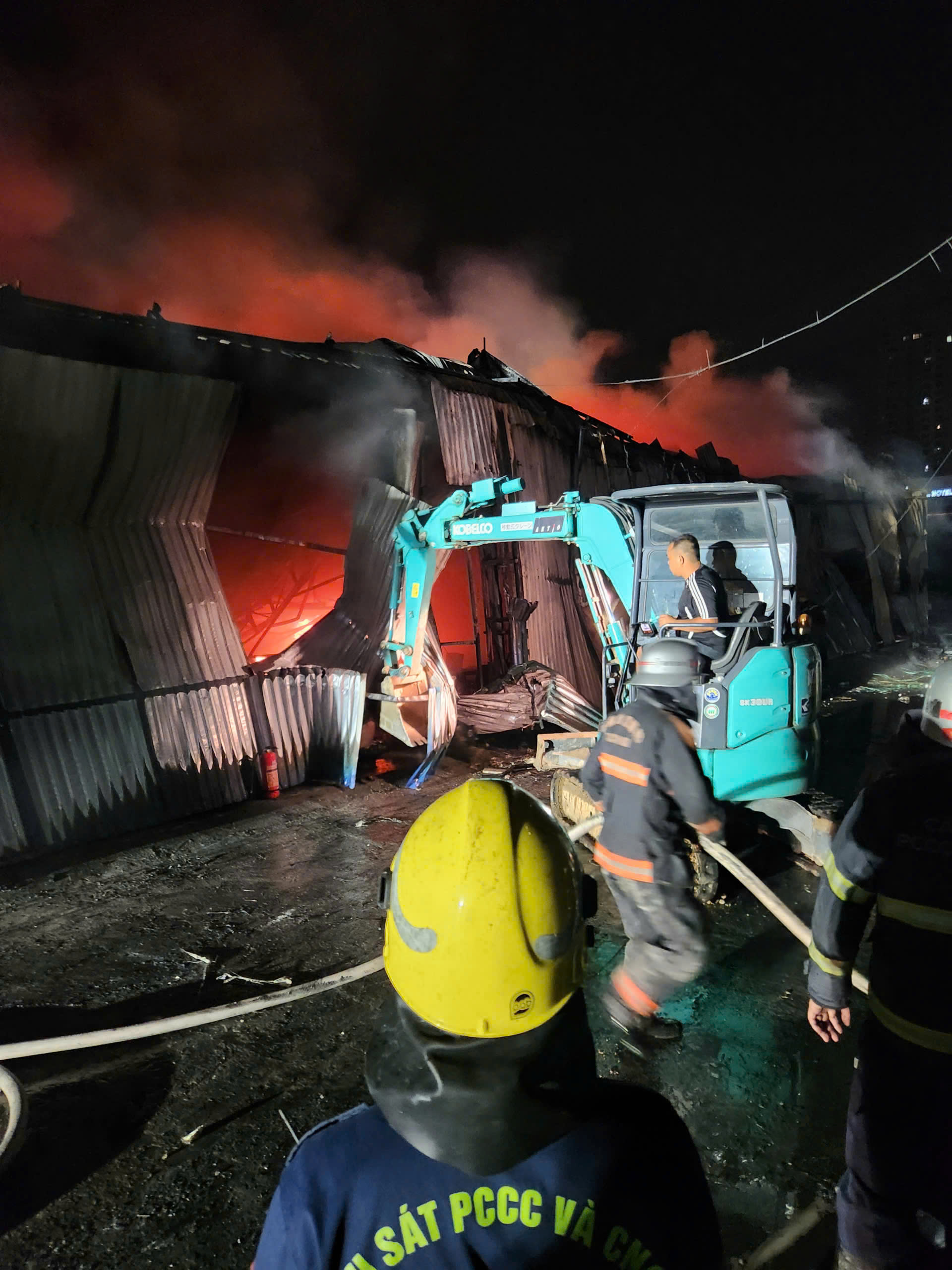 Tìm thấy 1 thi thể nạn nhân trong vụ cháy kho xưởng gần bệnh viện K Tân Triều - Ảnh 2.