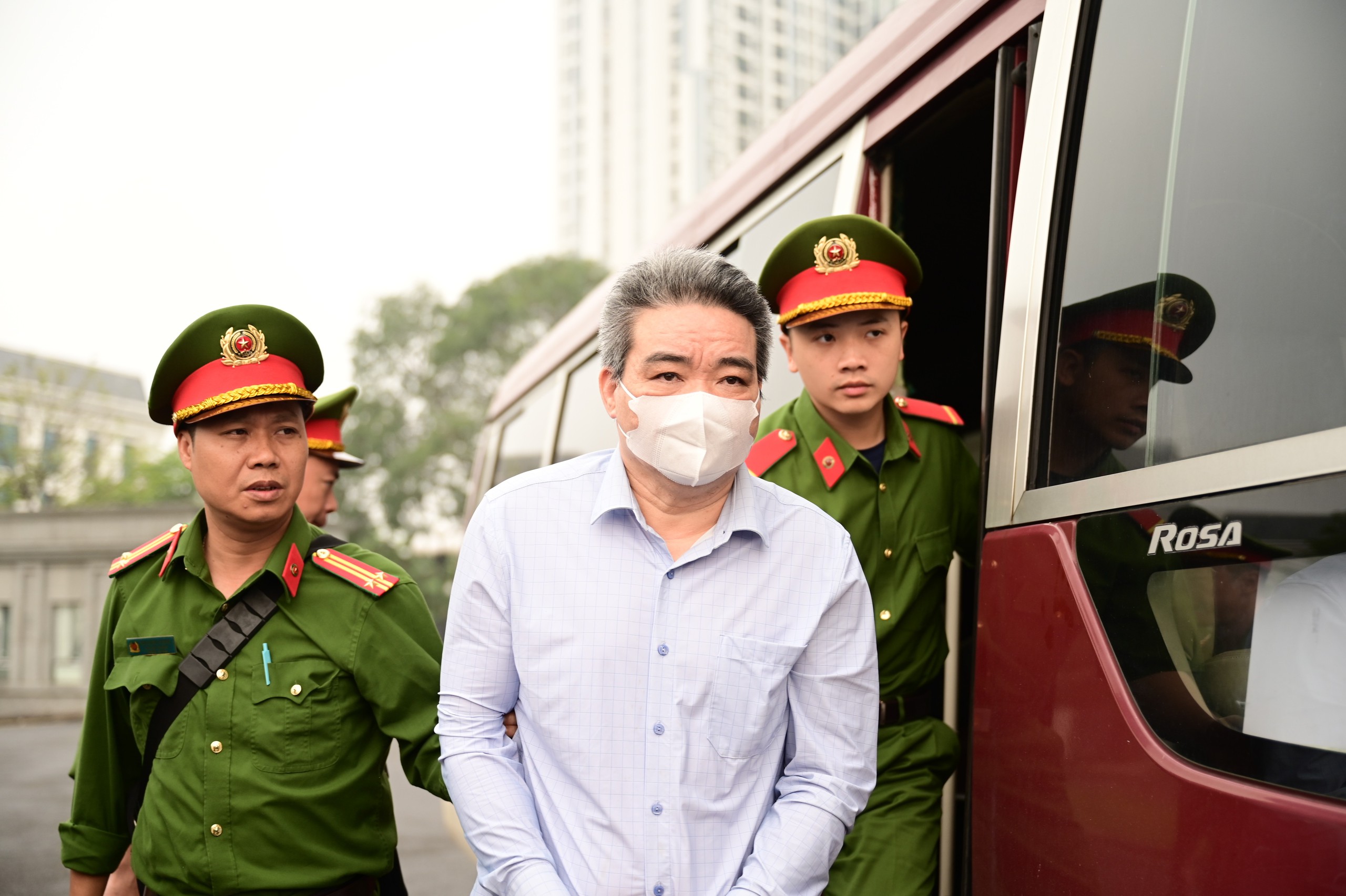 Cựu Thứ trưởng Ho&agrave;ng Văn Thắng hầu t&ograve;a v&igrave; tội nhận hối lộ g&acirc;y thiệt hại lớn - Ảnh 4.