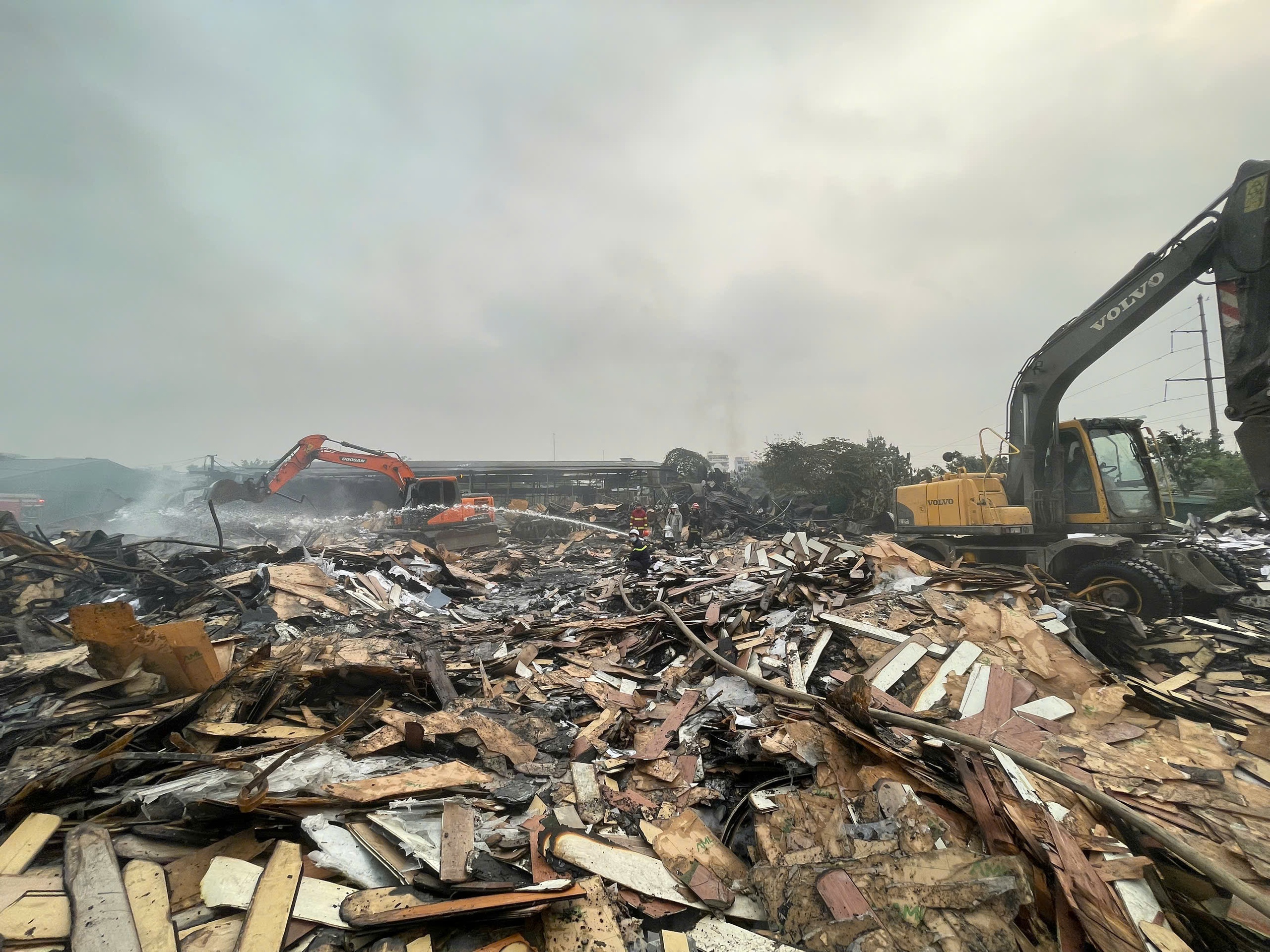 Tìm thấy 1 thi thể nạn nhân trong vụ cháy kho xưởng gần bệnh viện K Tân Triều - Ảnh 4.