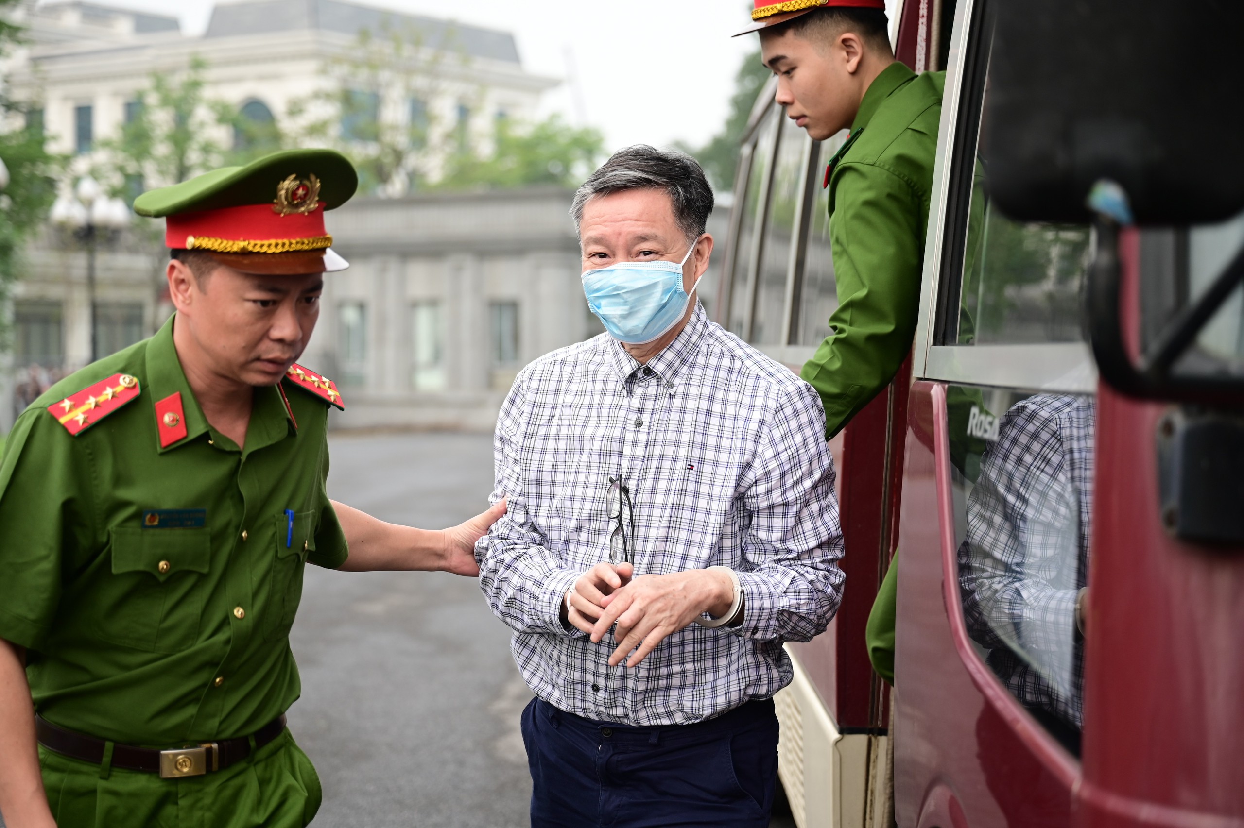 Cựu Thứ trưởng Ho&agrave;ng Văn Thắng hầu t&ograve;a v&igrave; tội nhận hối lộ g&acirc;y thiệt hại lớn - Ảnh 3.