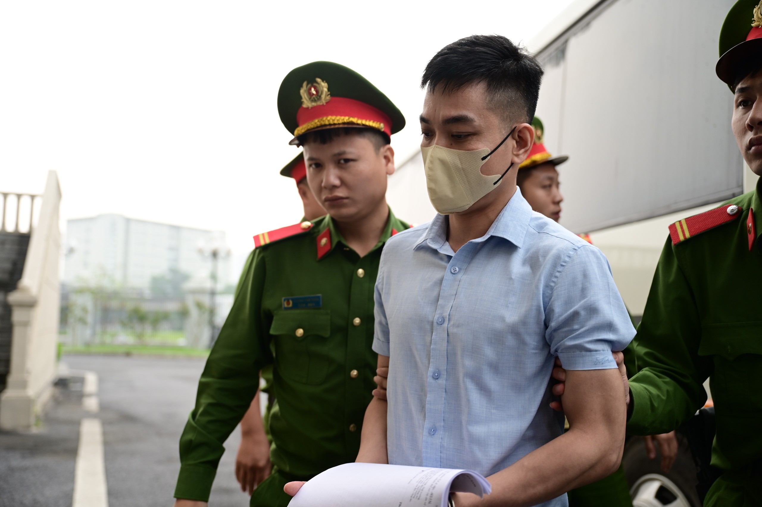 Cựu Thứ trưởng Ho&agrave;ng Văn Thắng hầu t&ograve;a v&igrave; tội nhận hối lộ g&acirc;y thiệt hại lớn - Ảnh 6.