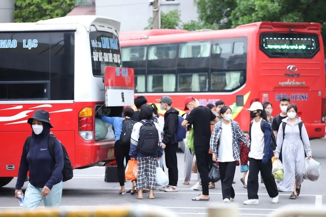 Gi&aacute; v&eacute; xe kh&aacute;ch tăng mạnh 2026 , Bộ X&acirc;y dựng lập đo&agrave;n kiểm tra gi&aacute; cước vận tải - Ảnh 1.