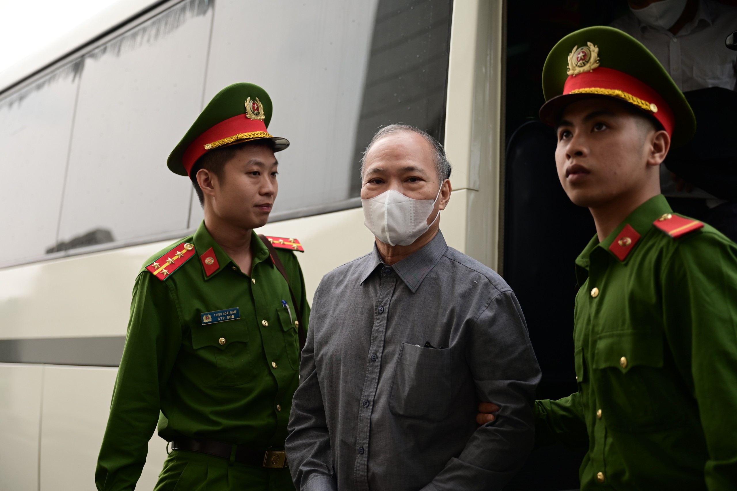 Cựu Thứ trưởng Ho&agrave;ng Văn Thắng hầu t&ograve;a v&igrave; tội nhận hối lộ g&acirc;y thiệt hại lớn - Ảnh 2.