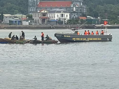 Gi&ocirc;ng lốc khiến mảng đ&aacute;nh bắt hải sản lật &uacute;p, 2 mẹ con tử vong - Ảnh 1.