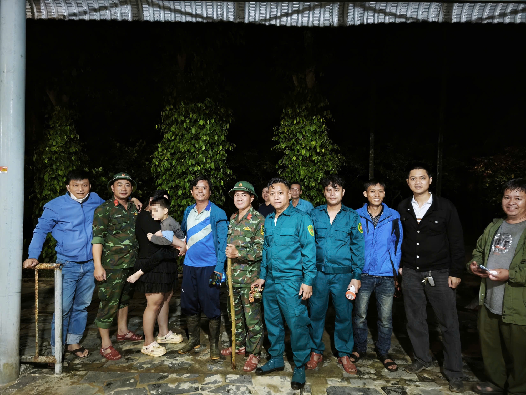 Bé 4 tuổi lạc trên đồi cả đêm vì gặp chó sủa khi qua nhà hàng xóm - Ảnh 1.