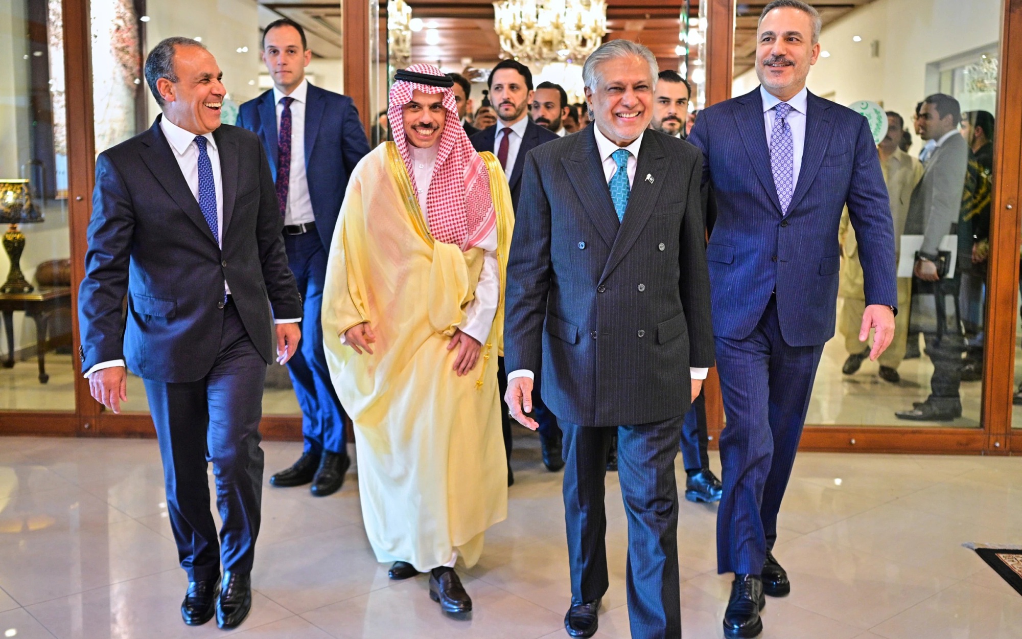 Mỹ đ&ograve;i đồng minh Ả Rập &ldquo;g&aacute;nh&rdquo; ph&iacute; chiến sự, Iran tung đ&ograve;n hiểm - Ảnh 2.