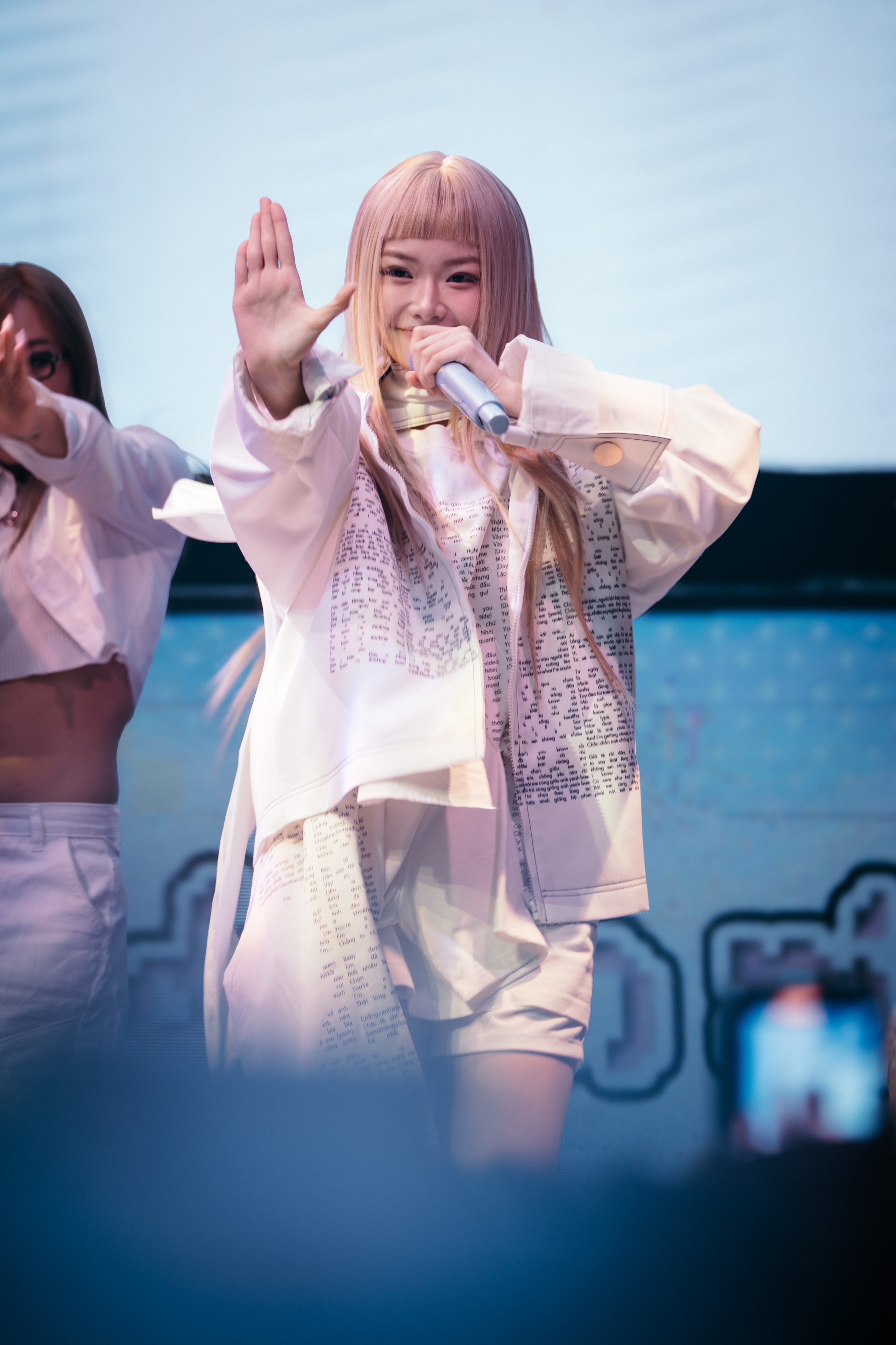 Dàn anh trai, em xinh đến chúc mừng Album đầu tay của Ánh Sáng AZA - Ảnh 1.